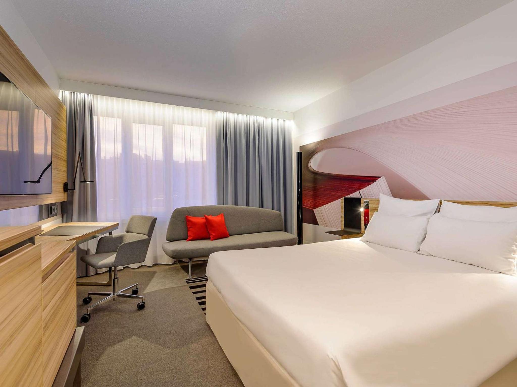 Superior Queen Room with Sofa - Photo 8