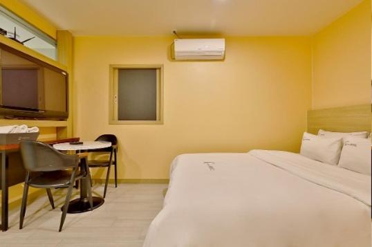 Standard Double Room - Photo 7