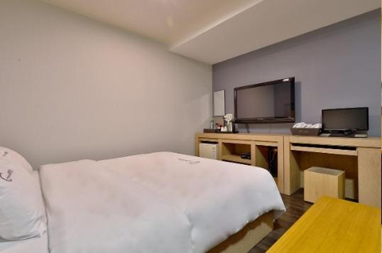 Standard Double Room - Photo 10