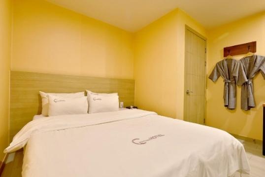 Standard Double Room - Photo 8
