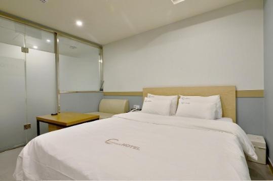 Standard Double Room - Photo 11