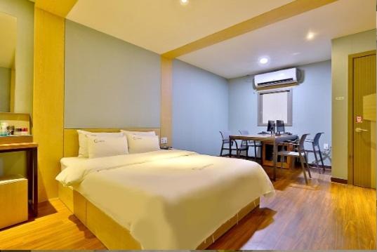 Deluxe Double Room - Photo 35