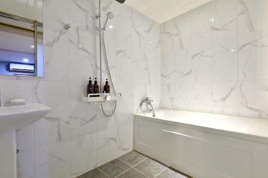Deluxe Double Room - Photo 26
