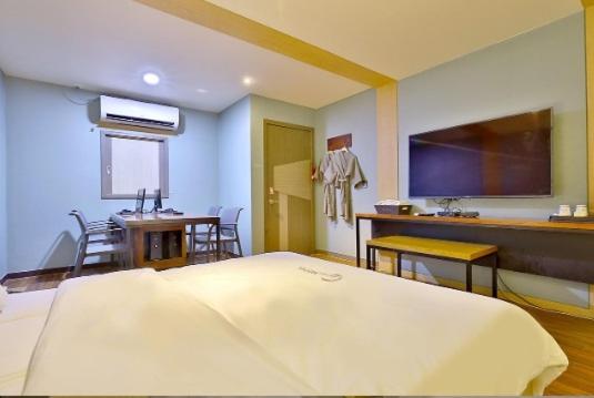Deluxe Double Room - Photo 23
