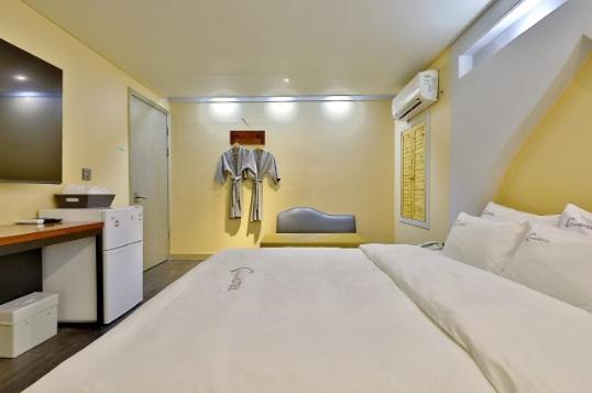 Deluxe Double Room - Photo 14