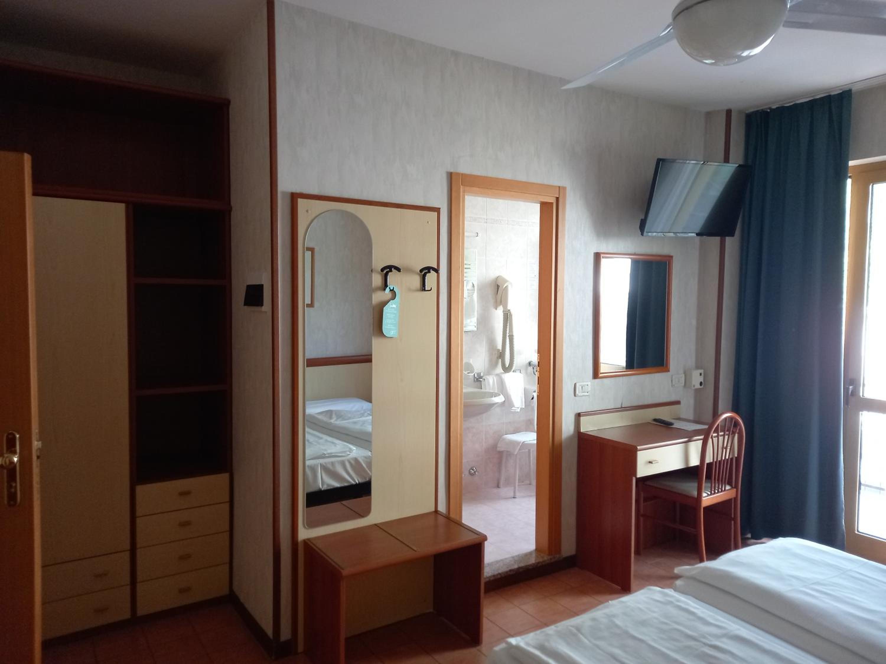 Twin Room with Private Bathroom - Photo 3
