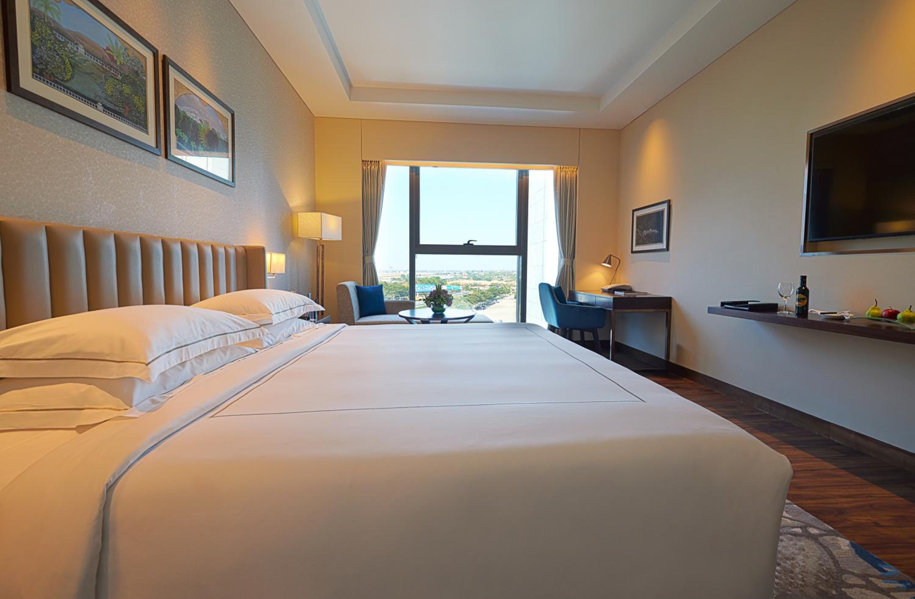Premium Room King Bed photo 2
