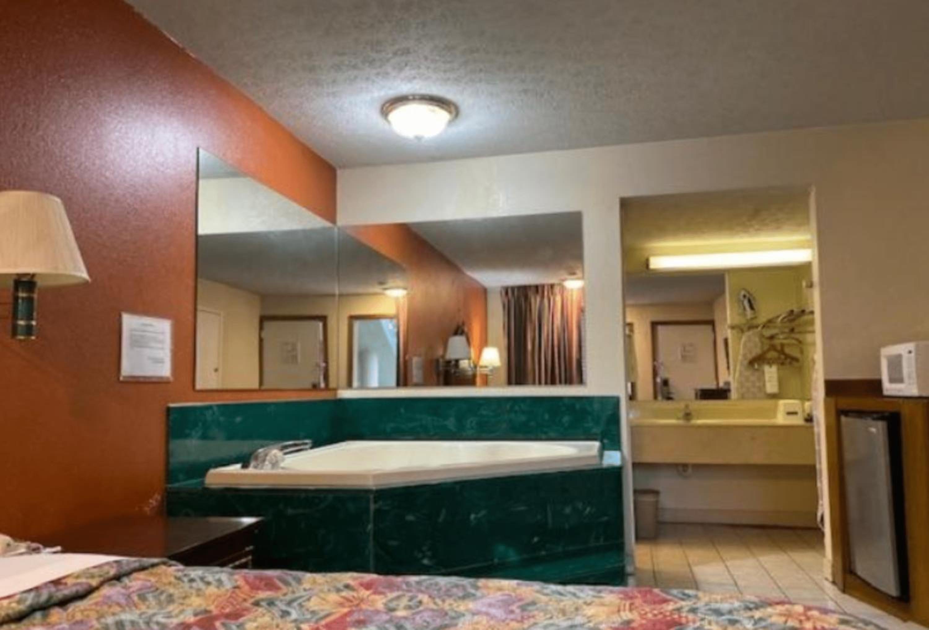 Deluxe Queen Suite with Spa Bath - Non-Smoking - Photo 3