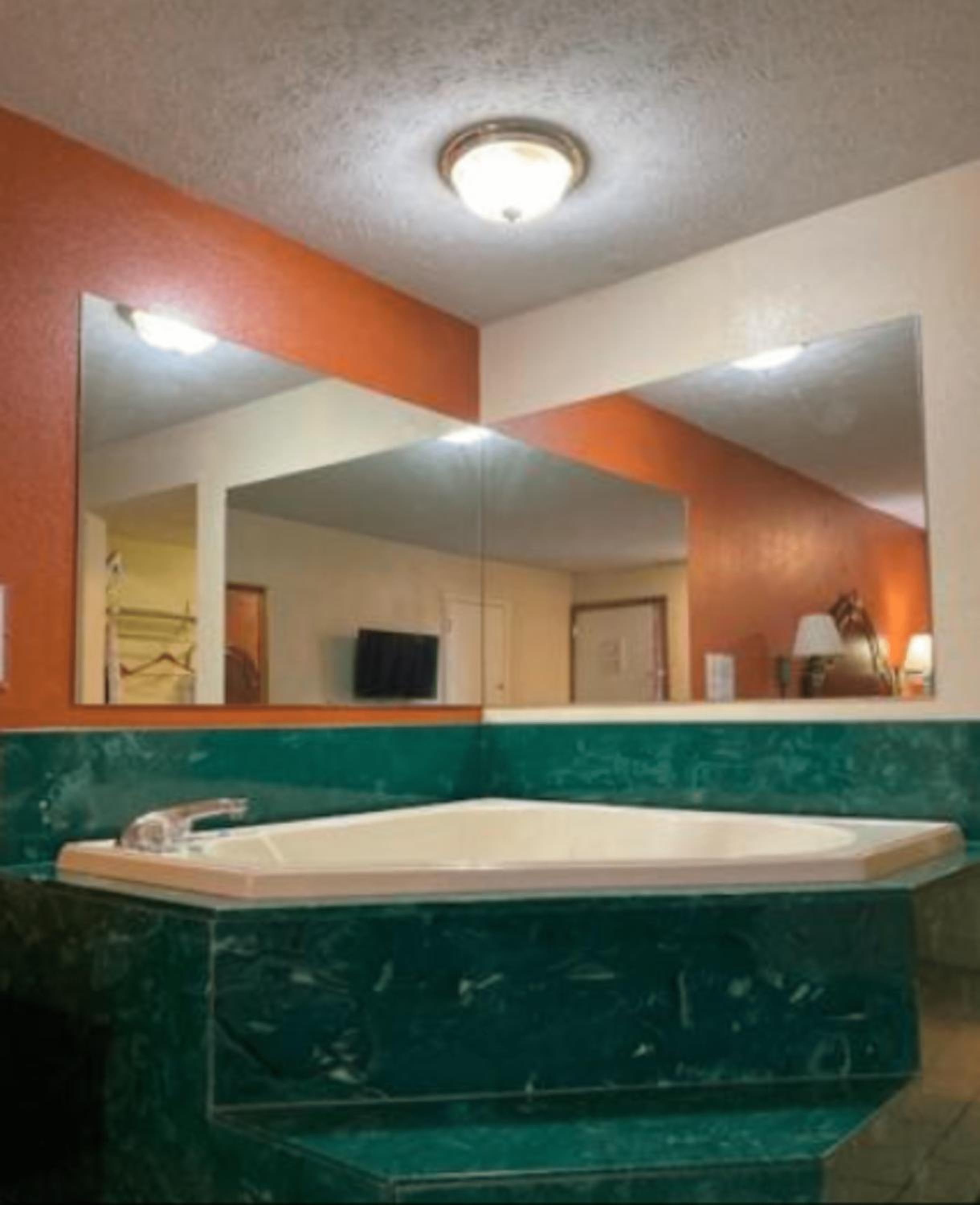 Deluxe King Suite - Non-Smoking - Photo 3