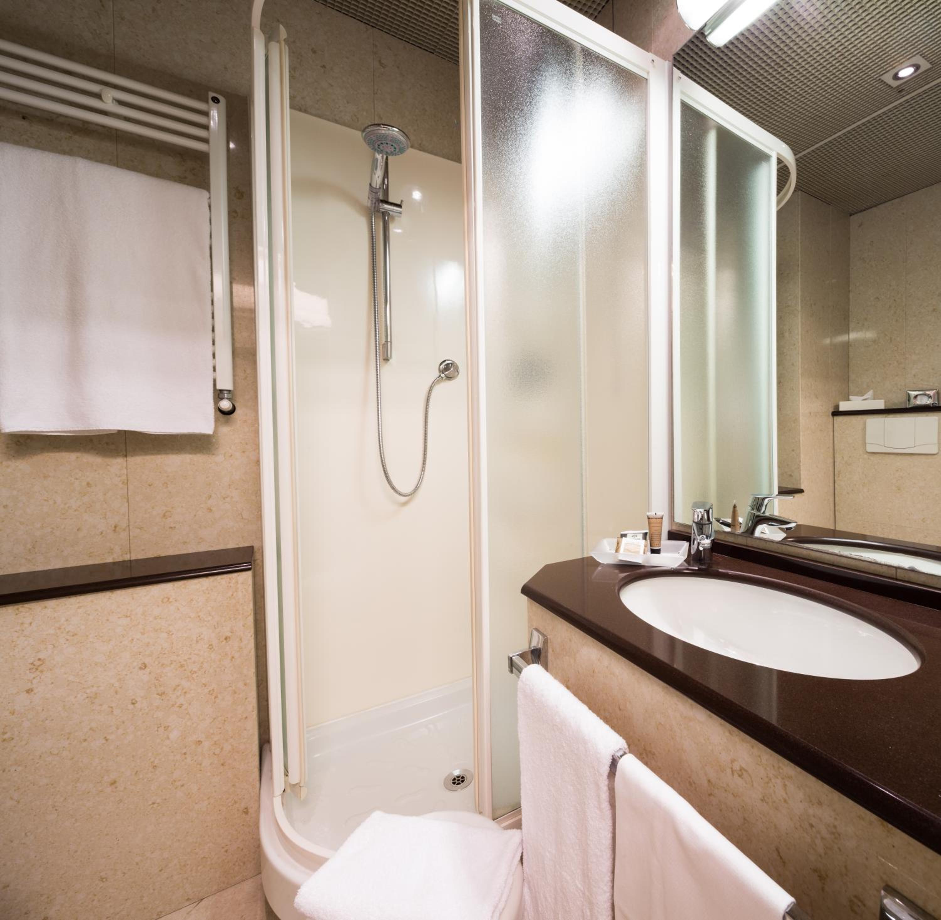 Economy Double Room thumbnail 6