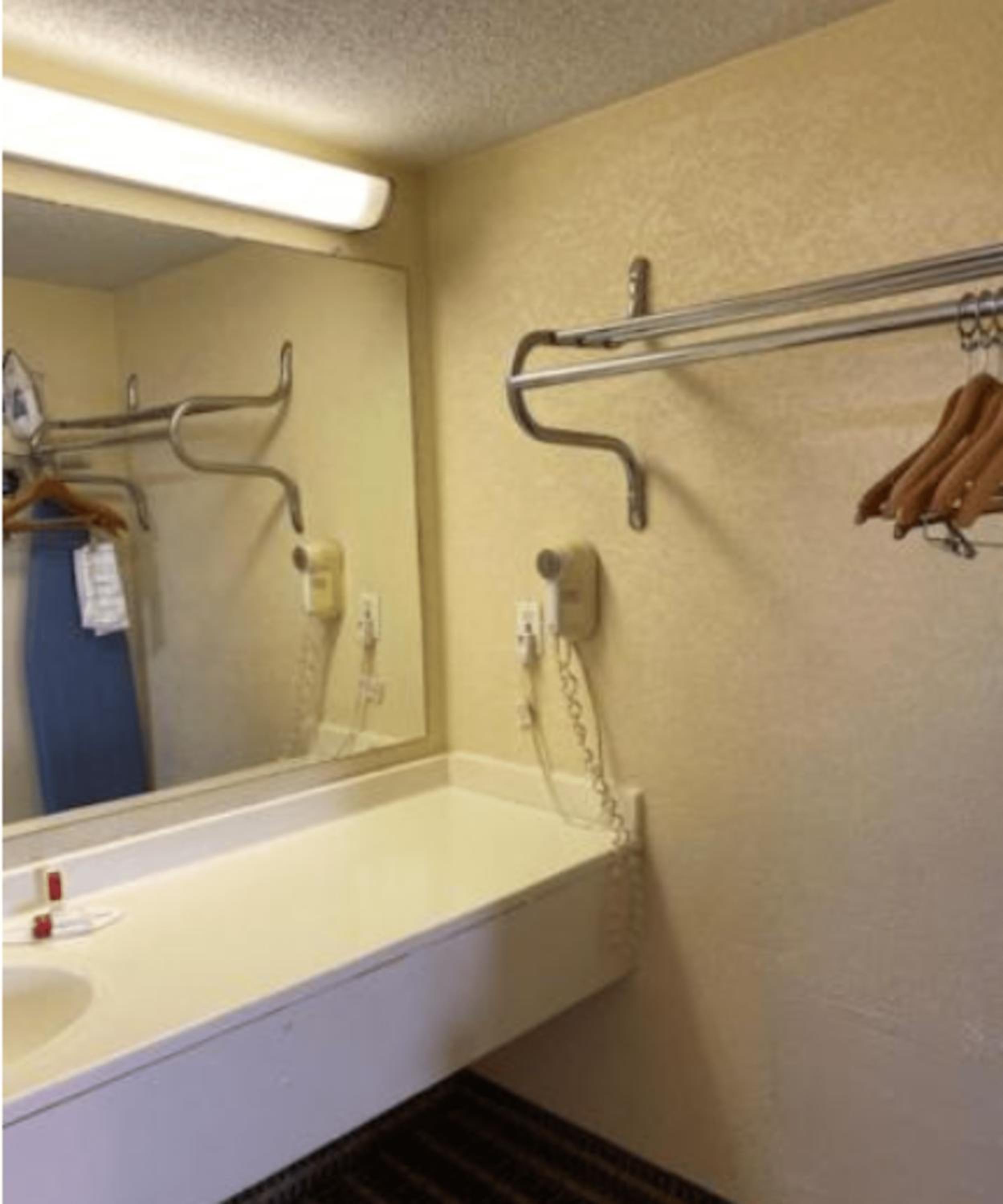 Deluxe Double Room with Two Double Beds - Non-Smoking - Photo 5