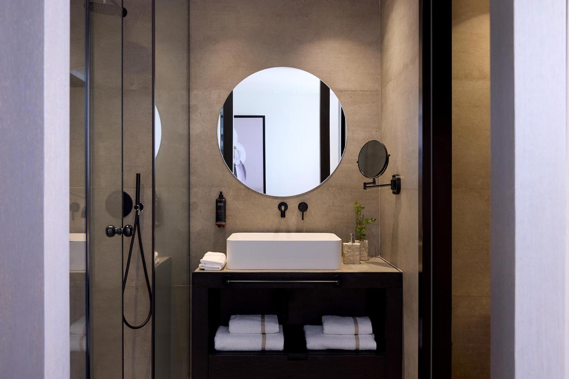 Deluxe Suite with Sharing Pool photo 2