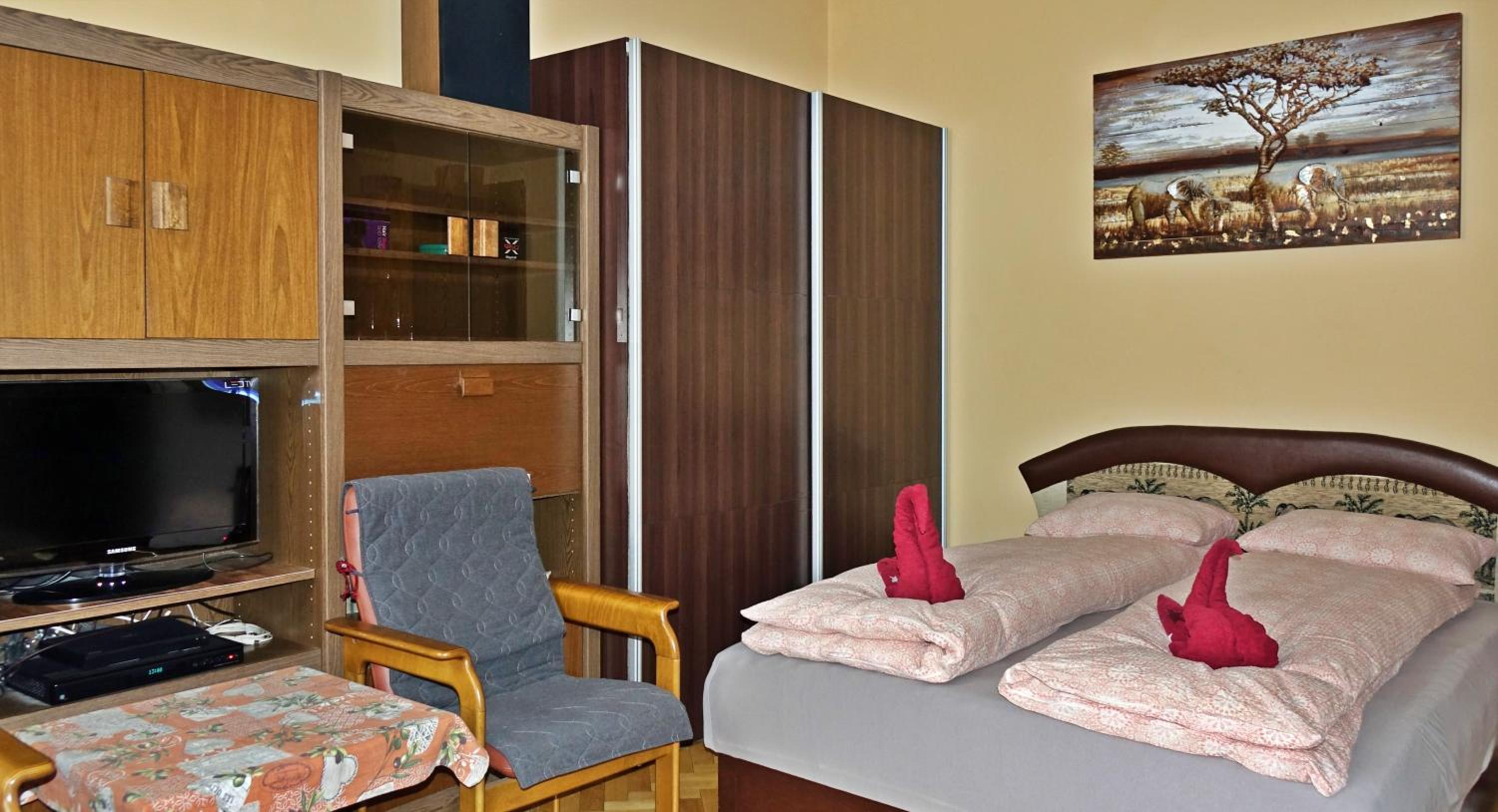 One-Bedroom Apartment photo 1
