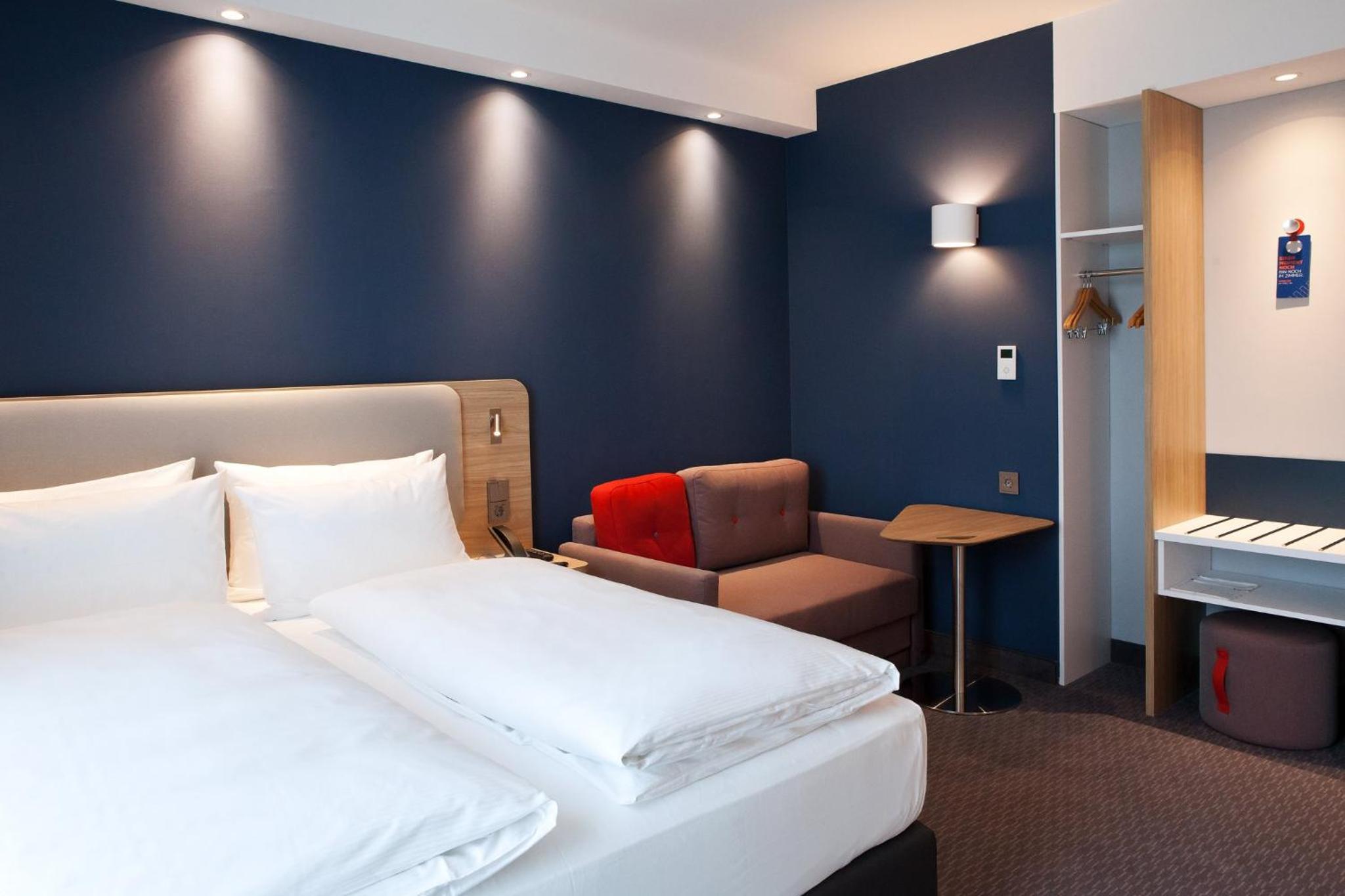 Standard Queen Room with Single Sofa Bed - Photo 5