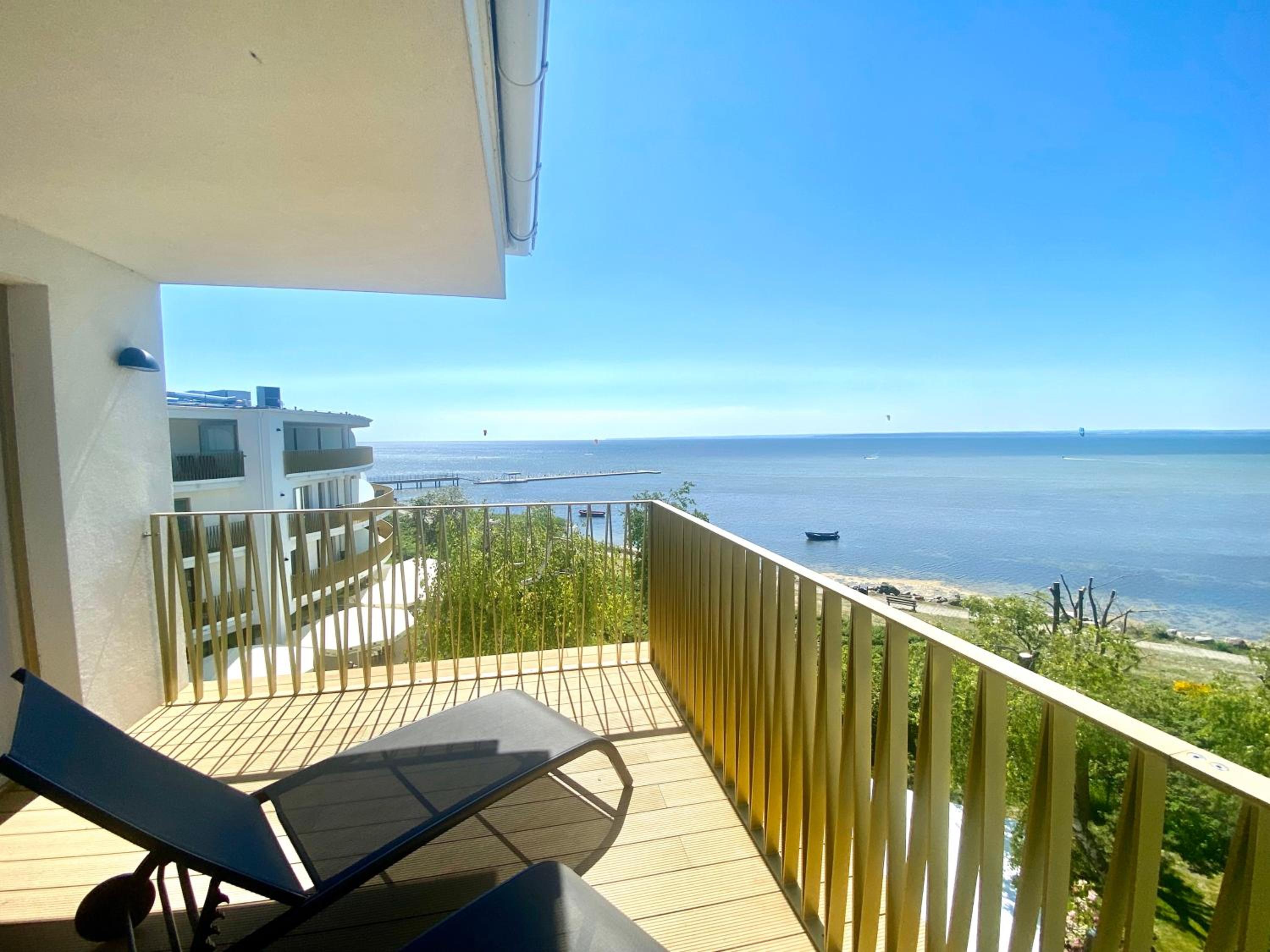 Apartment with Balcony - Photo 2