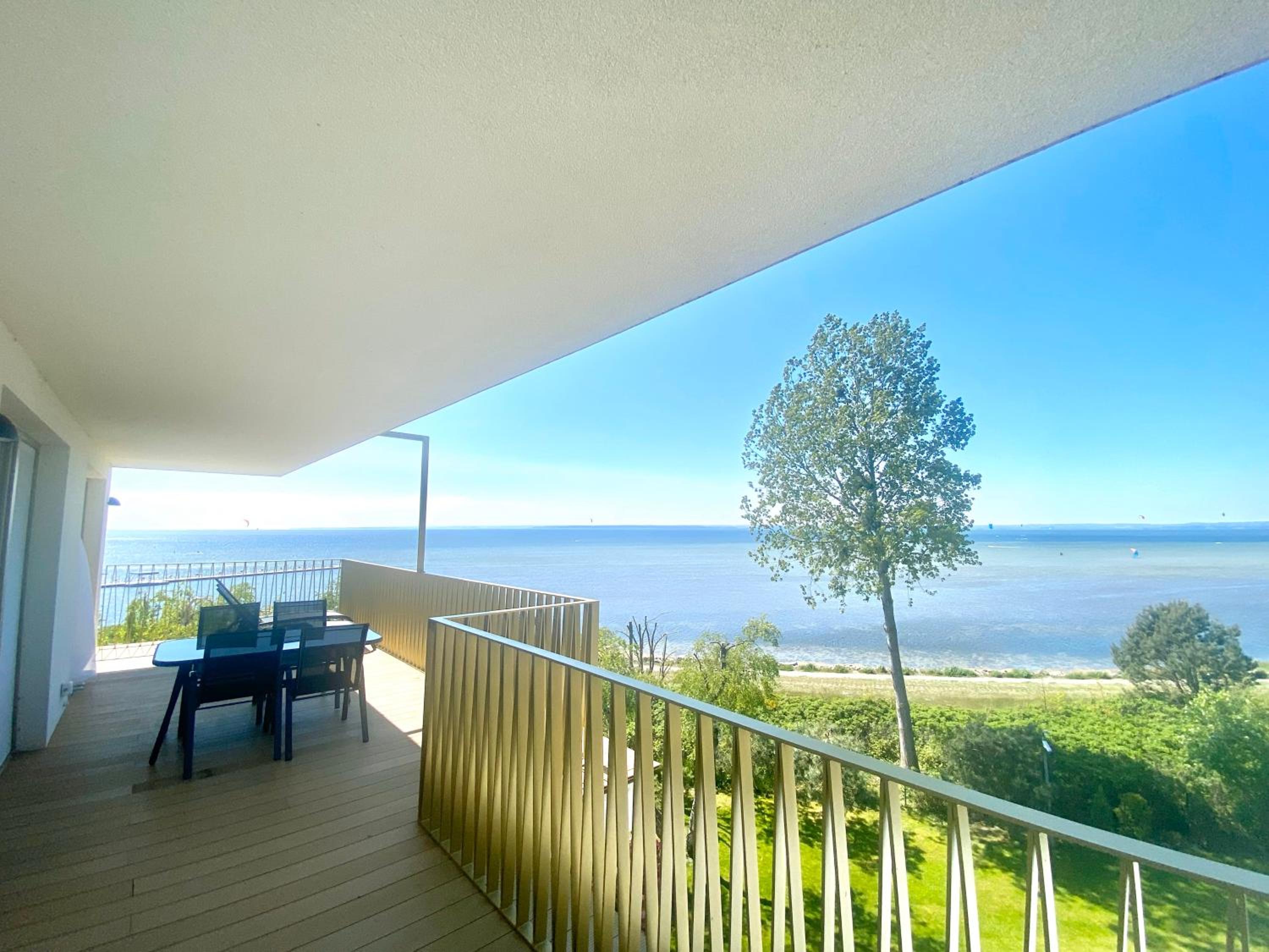 Apartment with Balcony - Photo 3