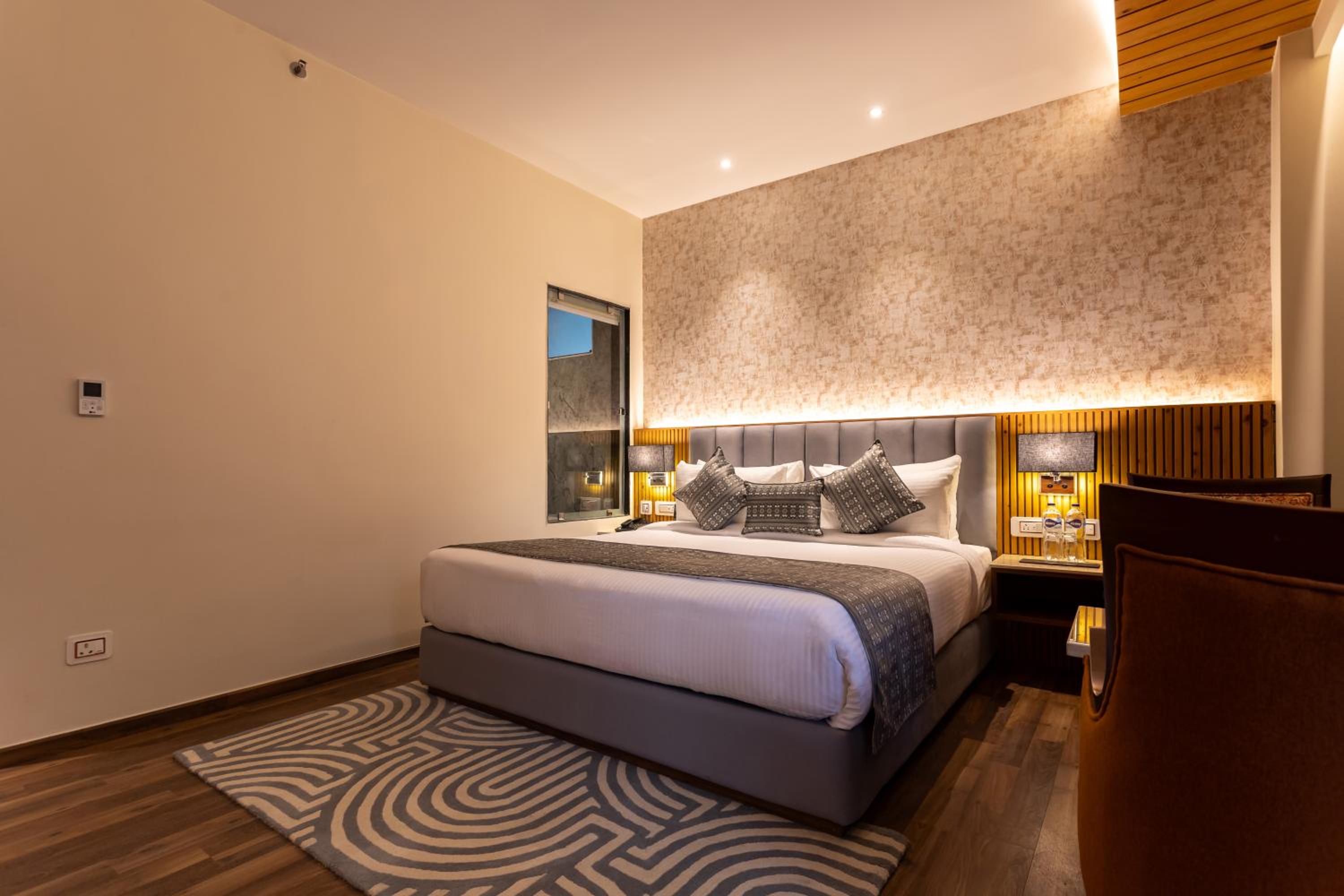 Superior Room with Balcony - Photo 11