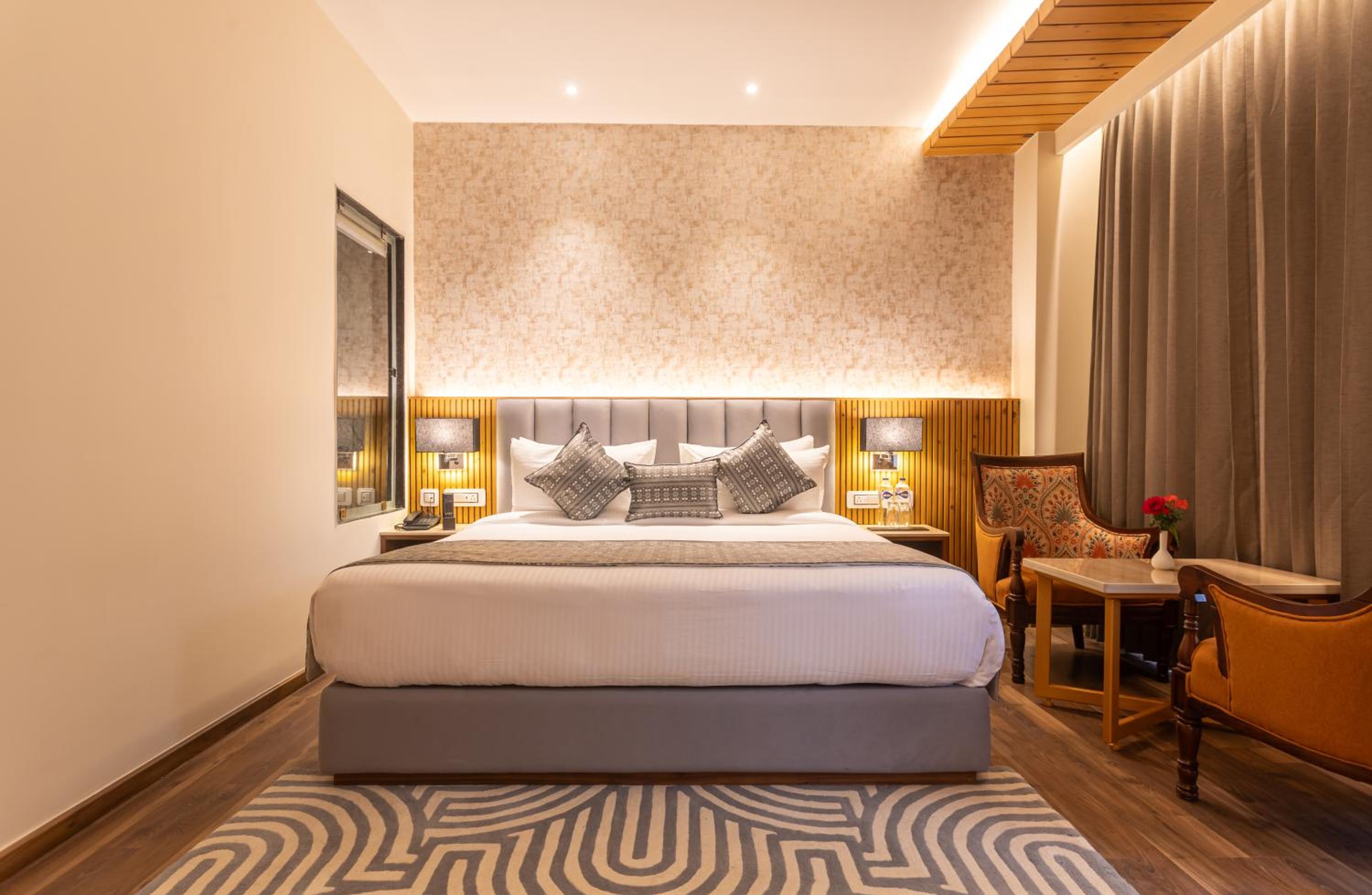 Superior Room with Balcony - Photo 5
