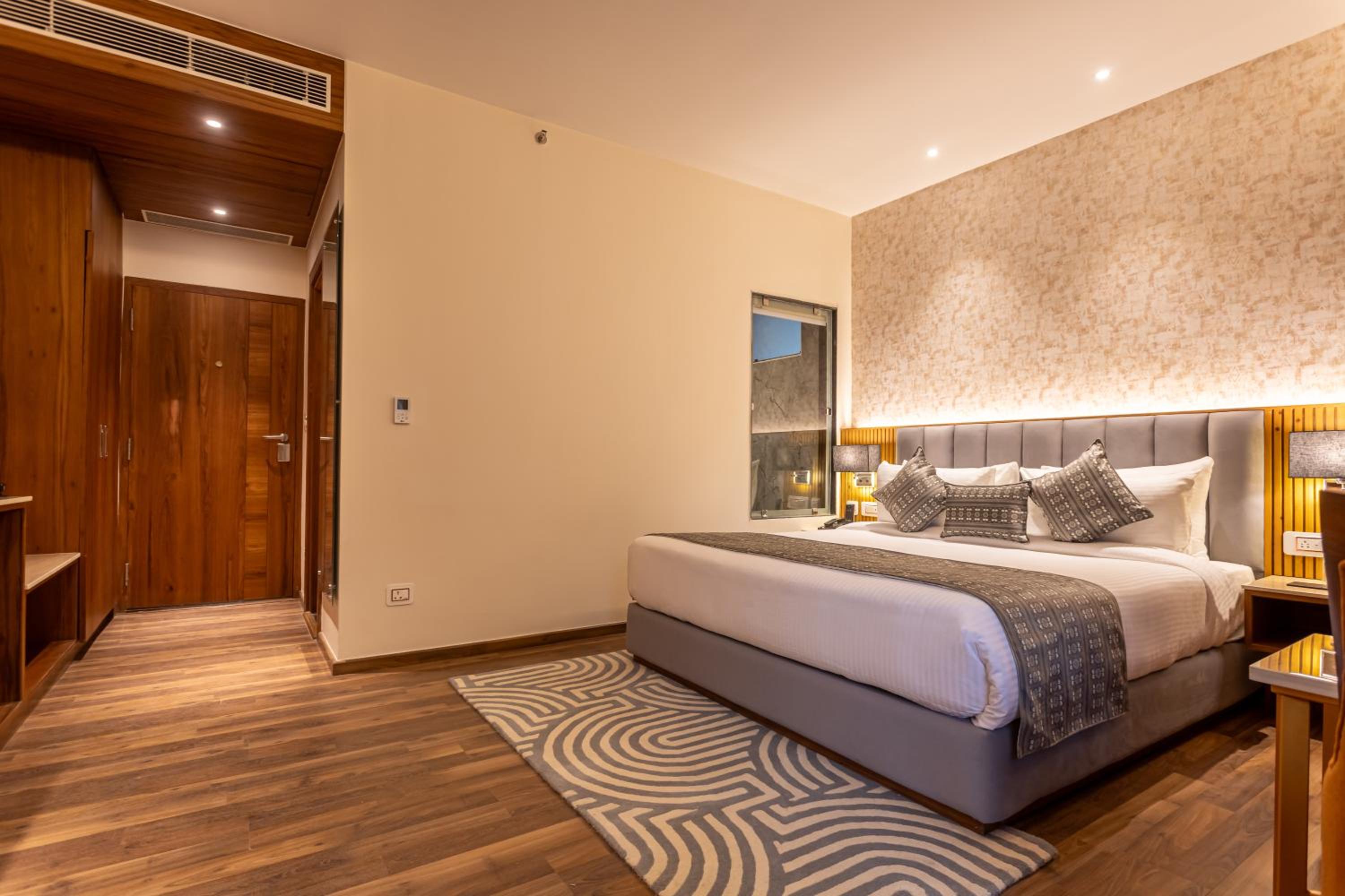 Superior Room with Balcony - Photo 10