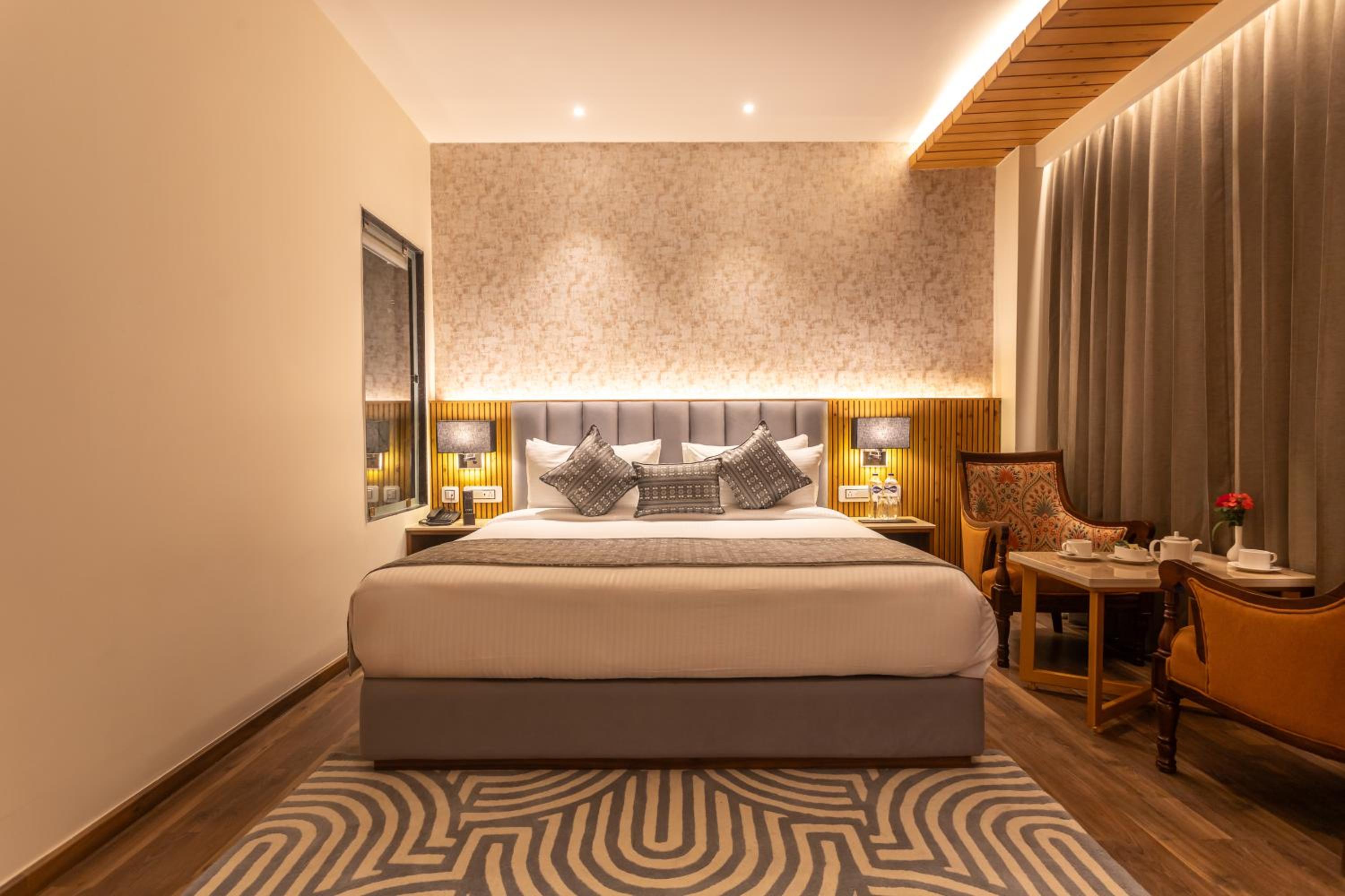 Superior Room with Balcony - Photo 9