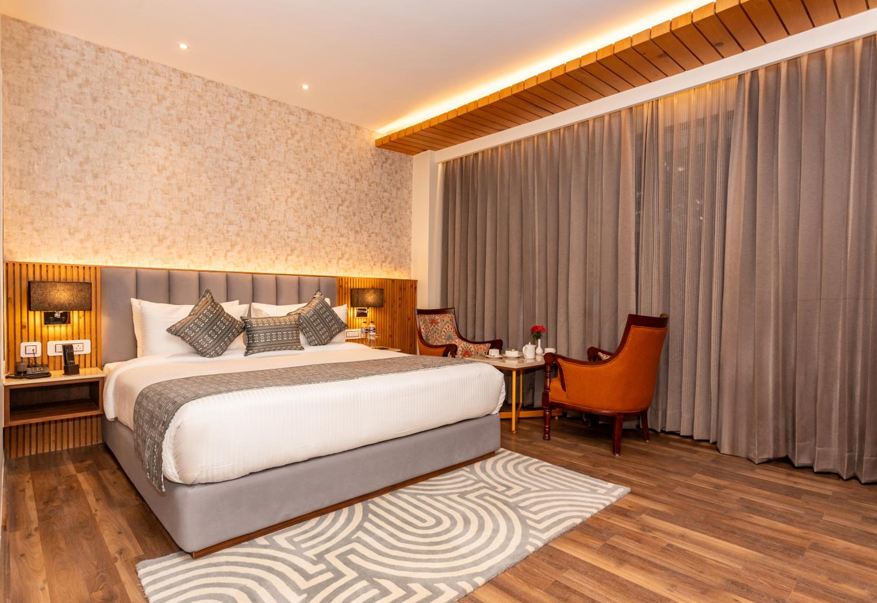 Superior Room with Balcony - Photo 13