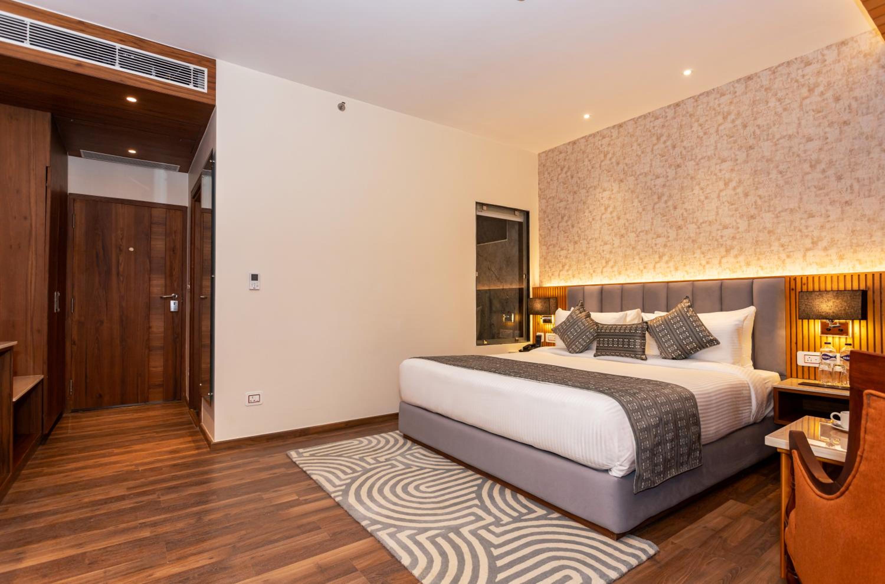 Superior Room with Balcony - Photo 12