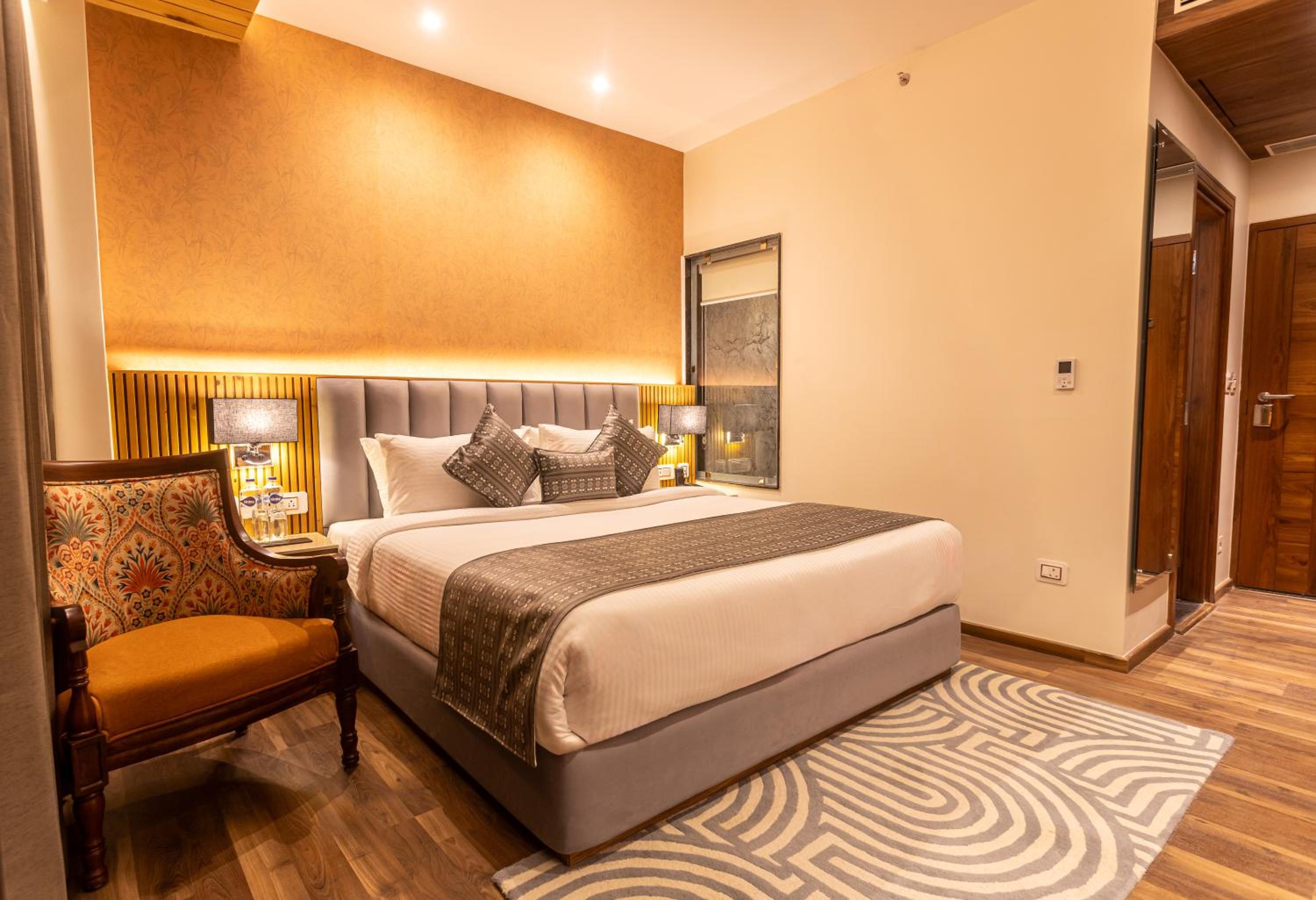 Superior Room with Balcony - Photo 8