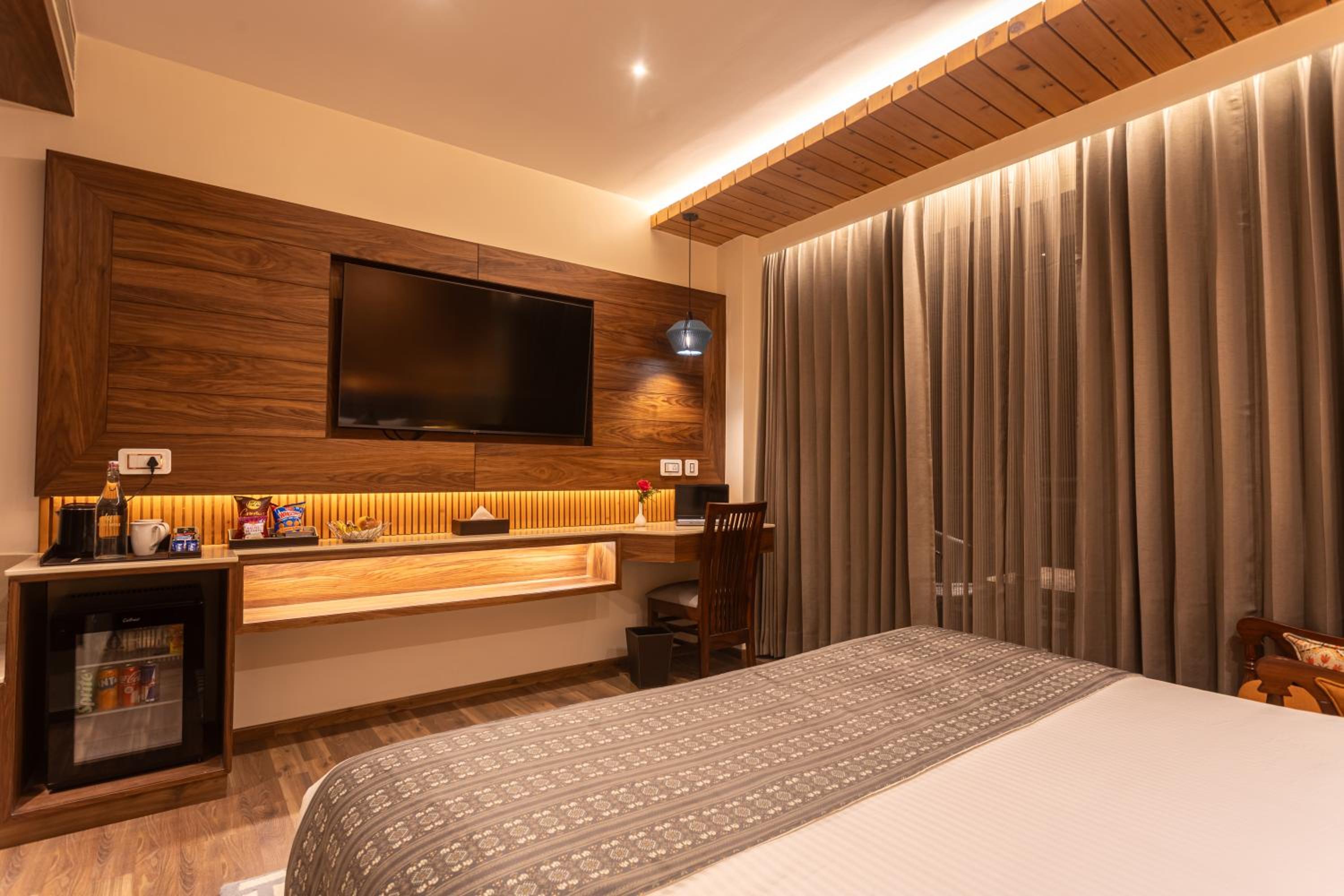 Superior Room with Balcony - Photo 7