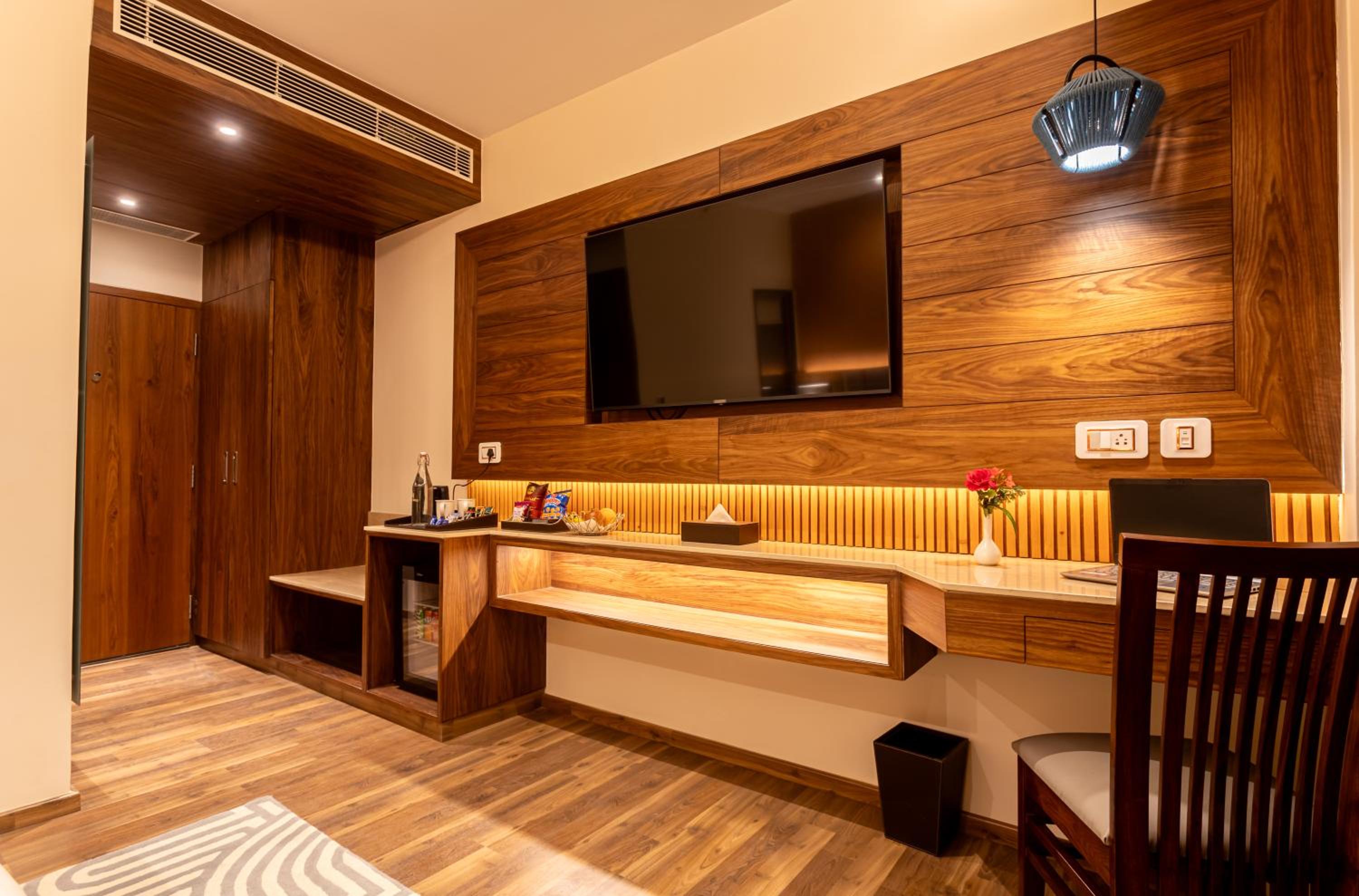 Superior Room with Balcony - Photo 3