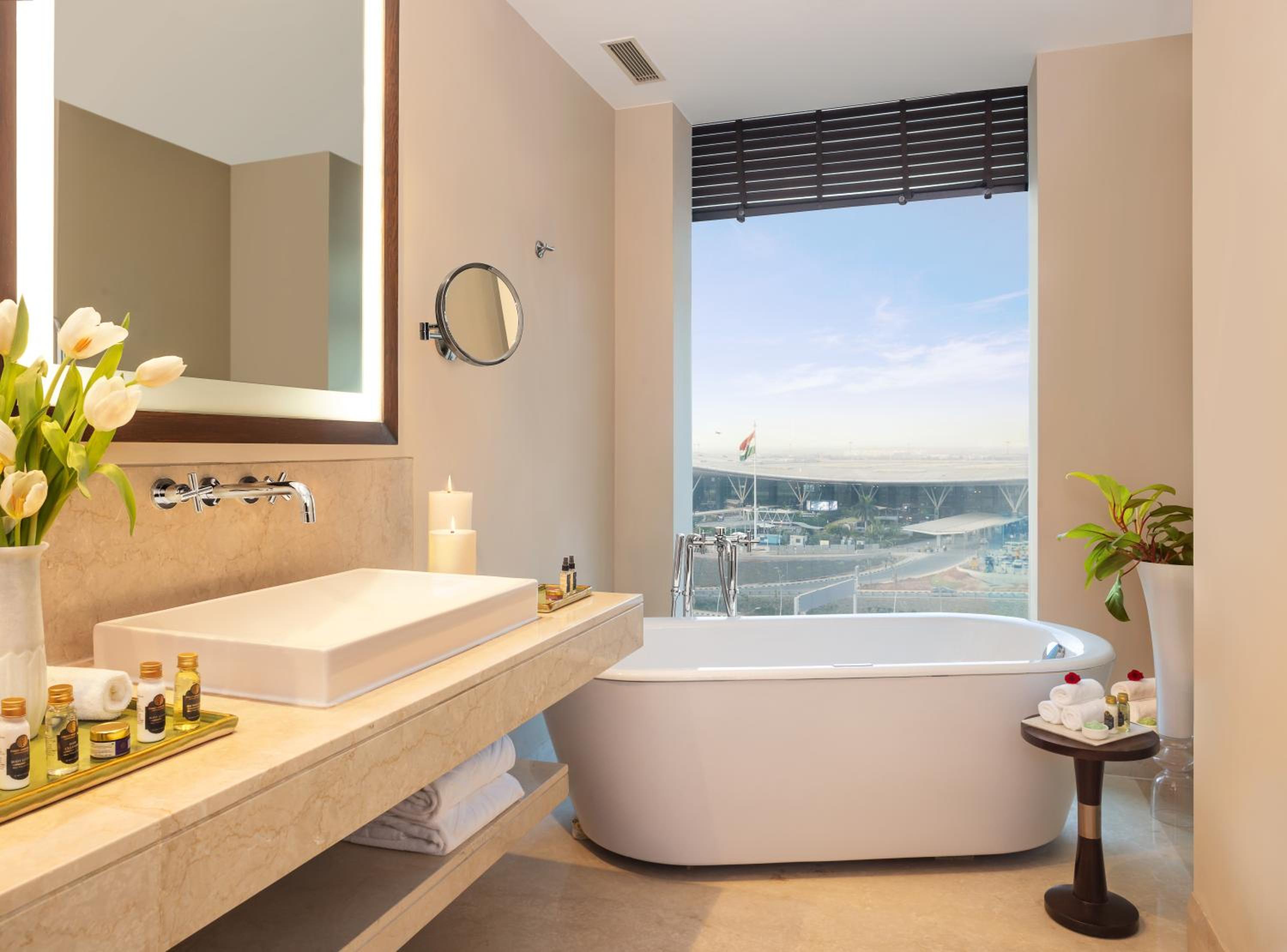 Luxury Suite King Bed – Lounge Access & 2 way Airport Transfers photo
