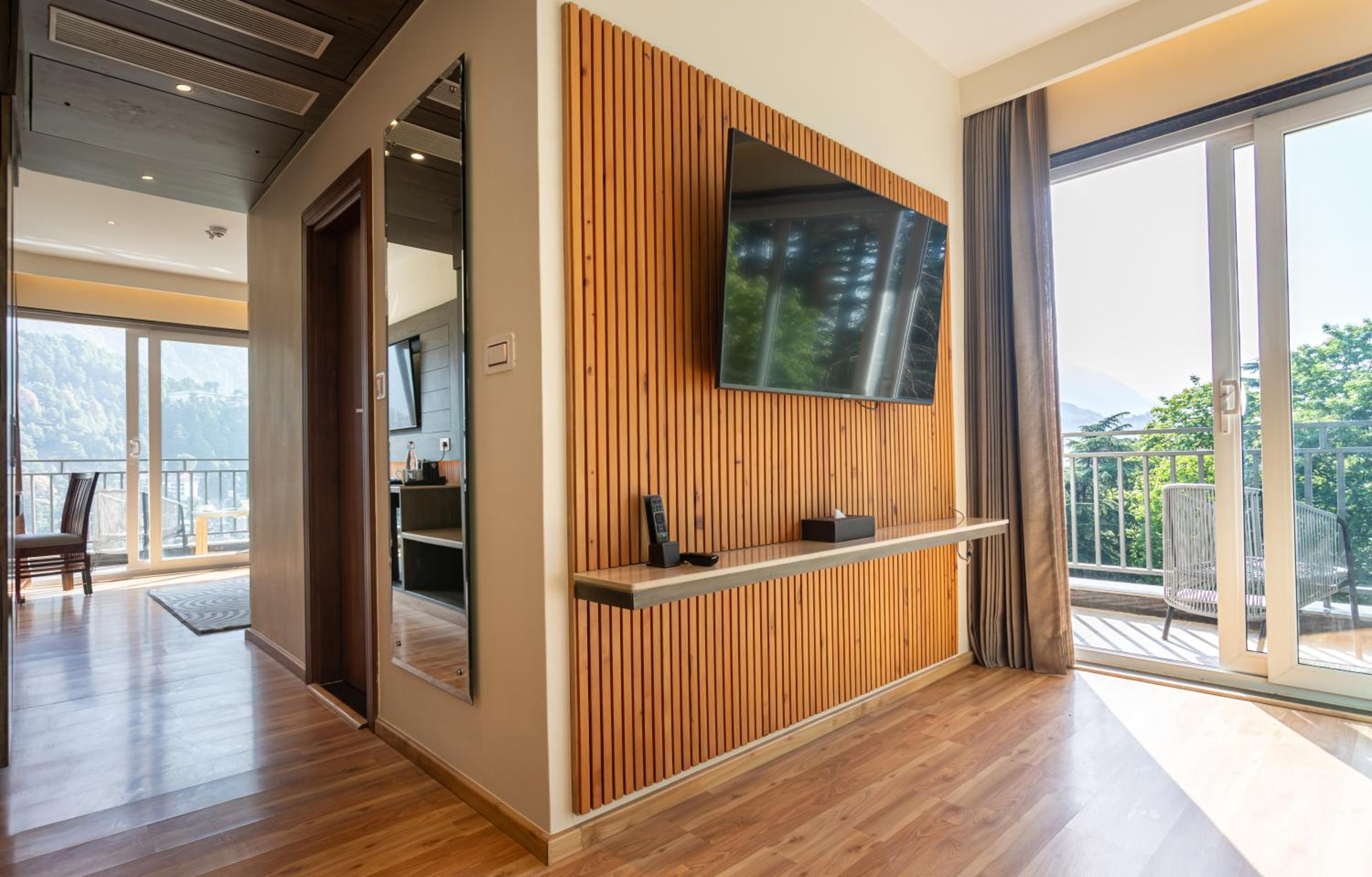 Suite - Photo 1