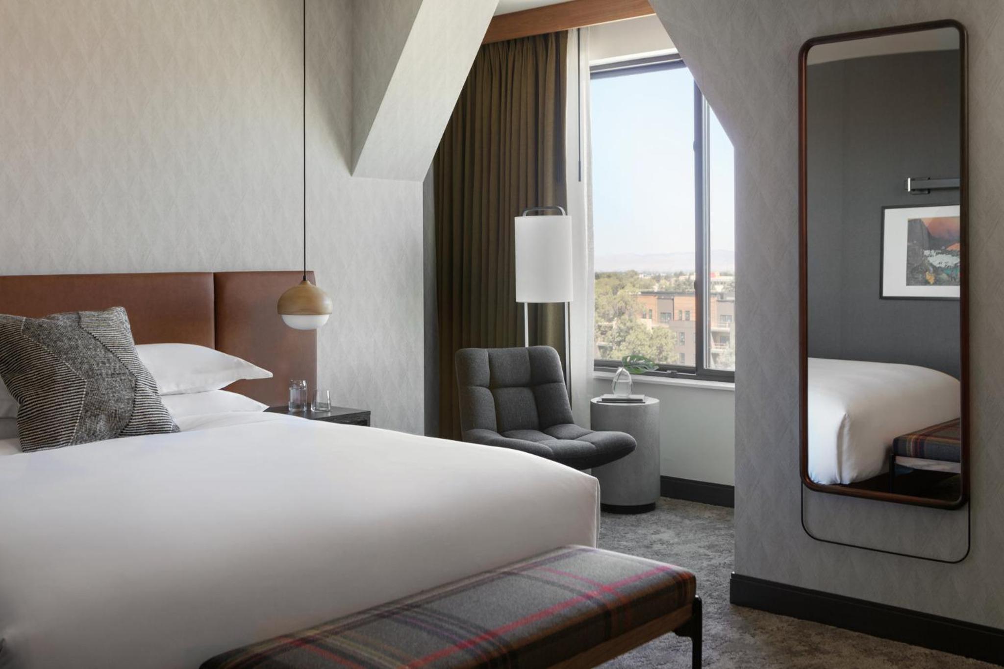 King Room with Downtown View  - Photo 6