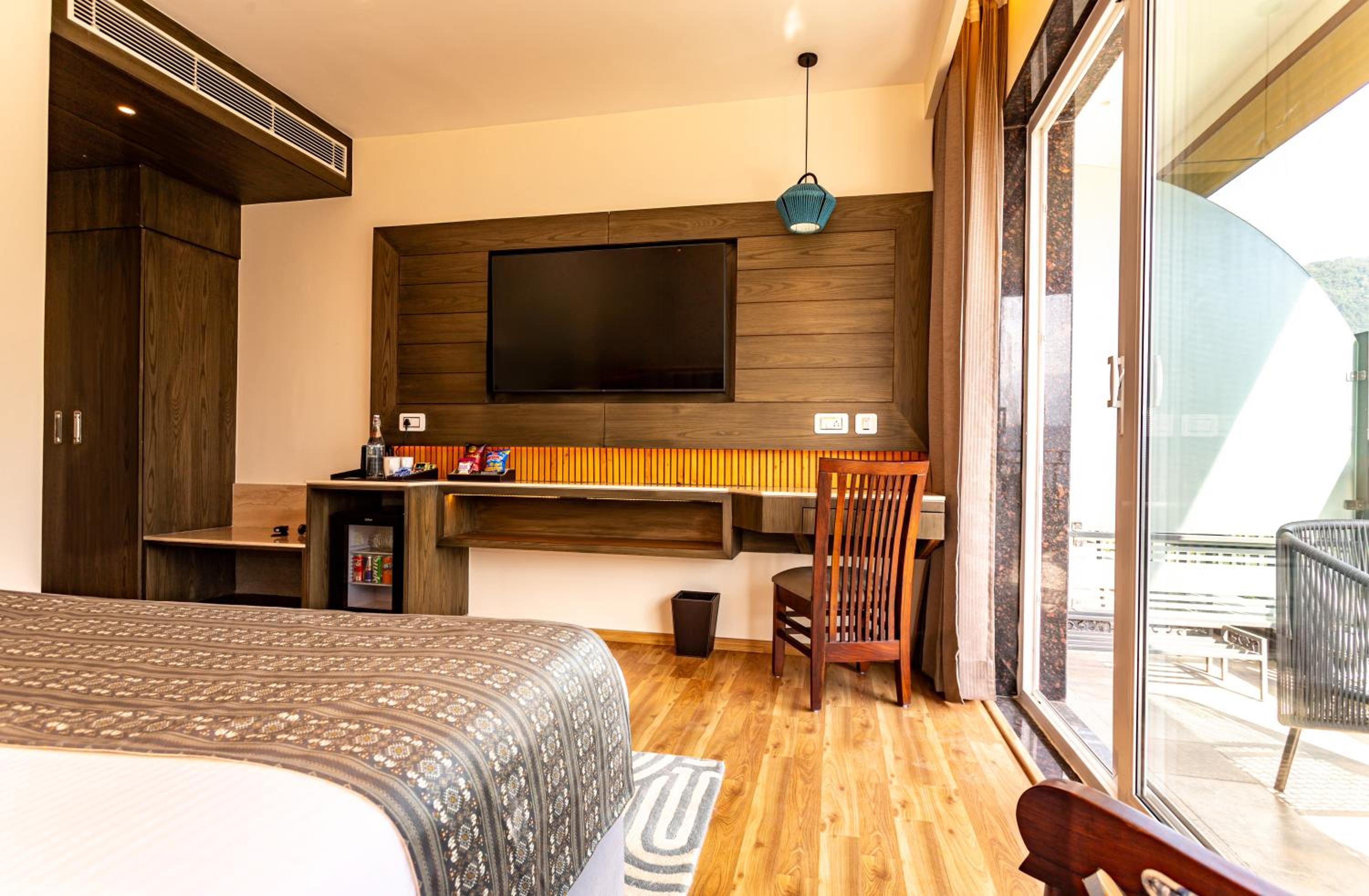 Suite - Photo 11