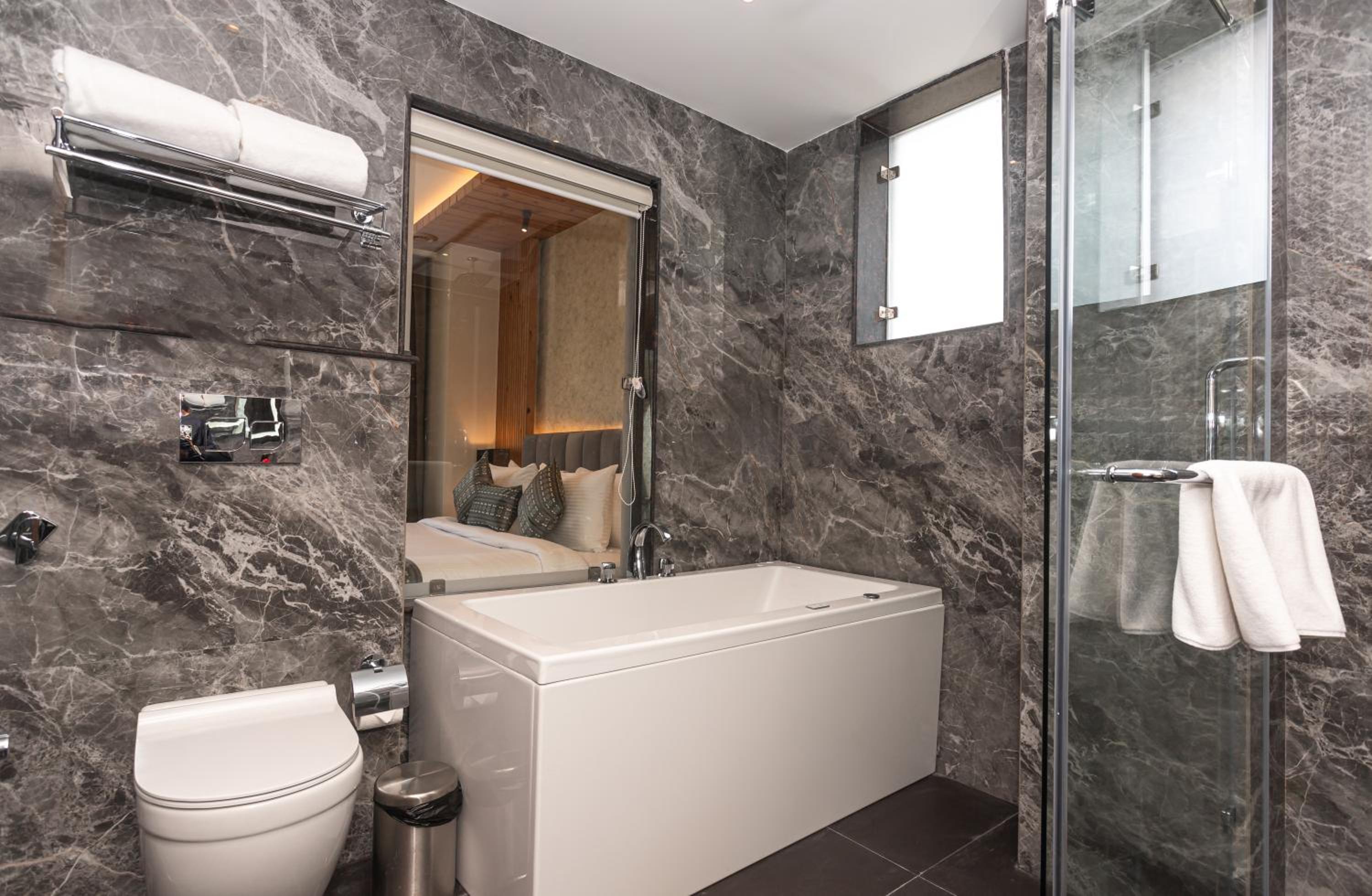 Suite - Photo 2