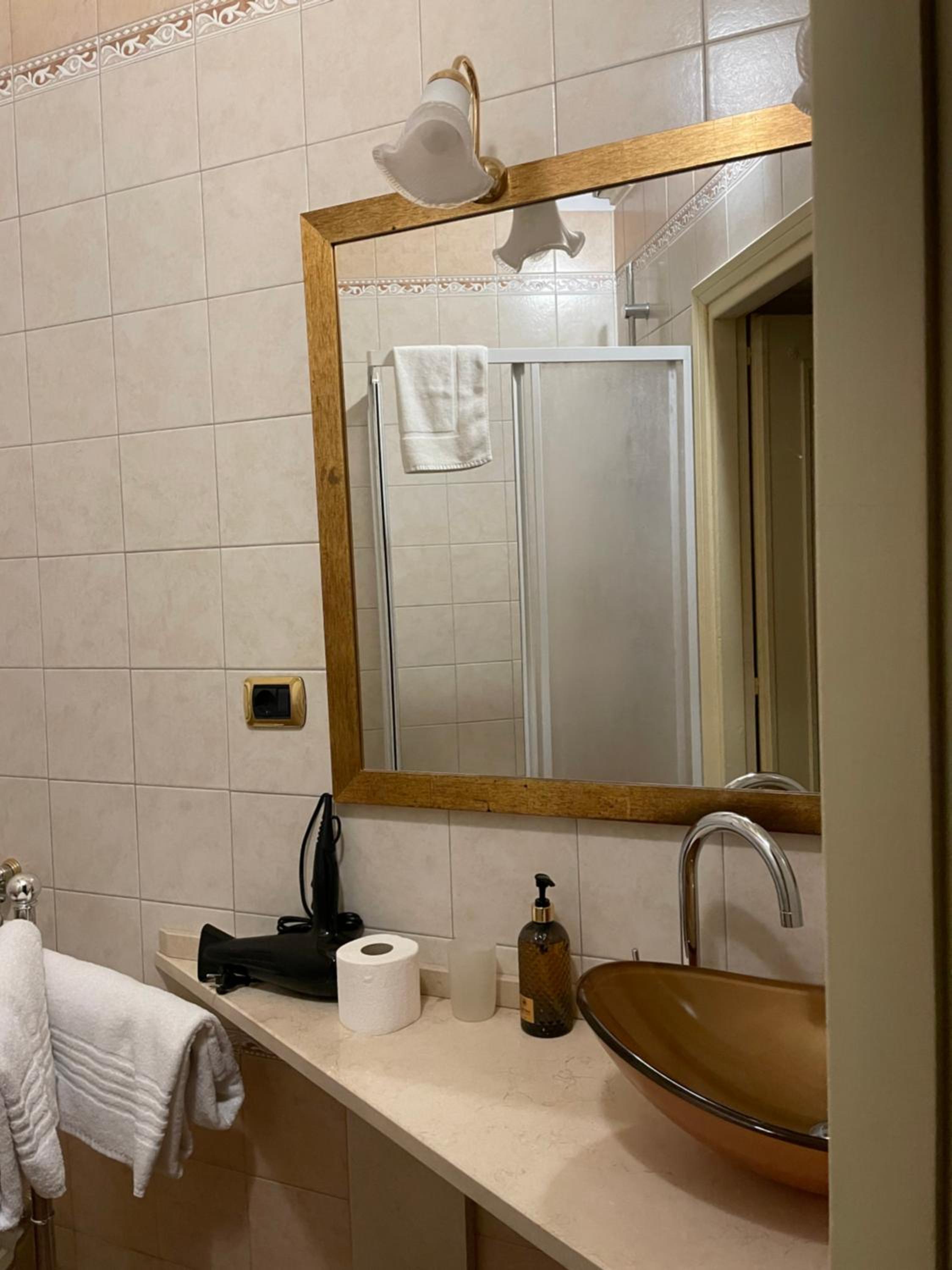 Standard Double Room - Photo 5