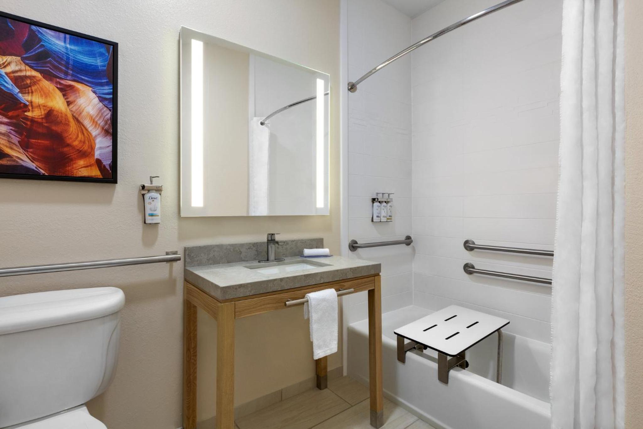 Queen Studio Suite - Disability Access - Photo 2