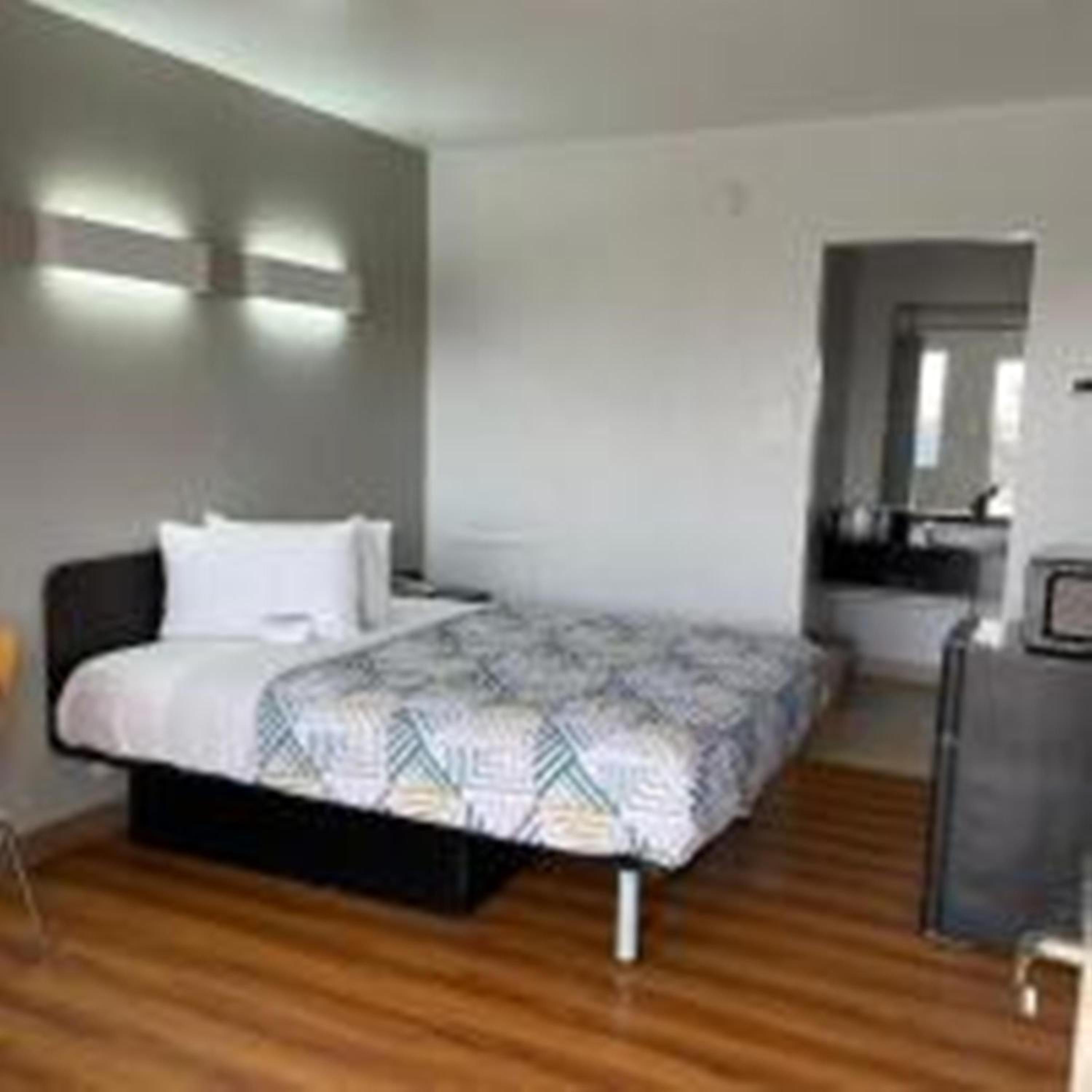 Queen Room - Non-Smoking - Photo 1