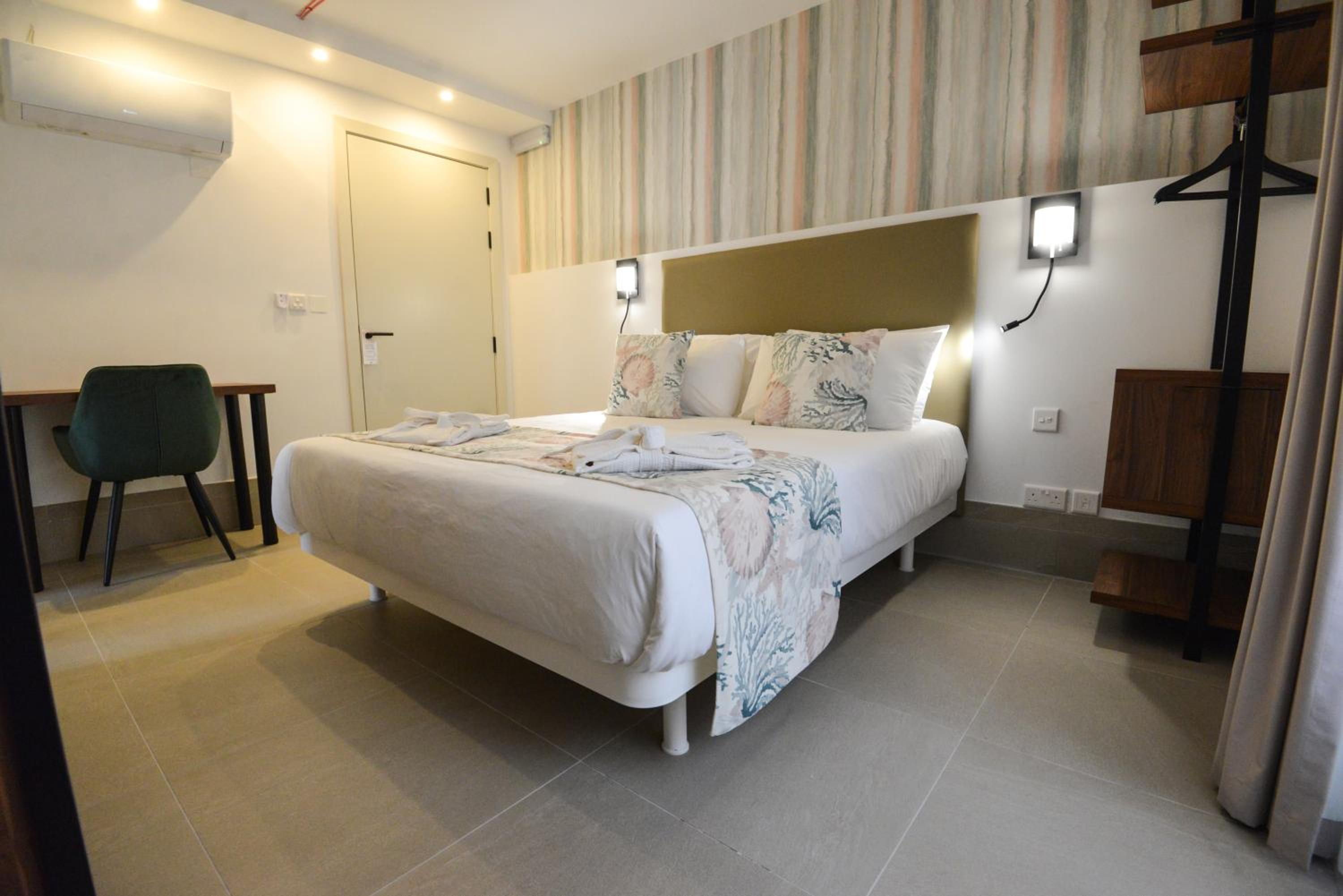 Studio with Spa Bath
