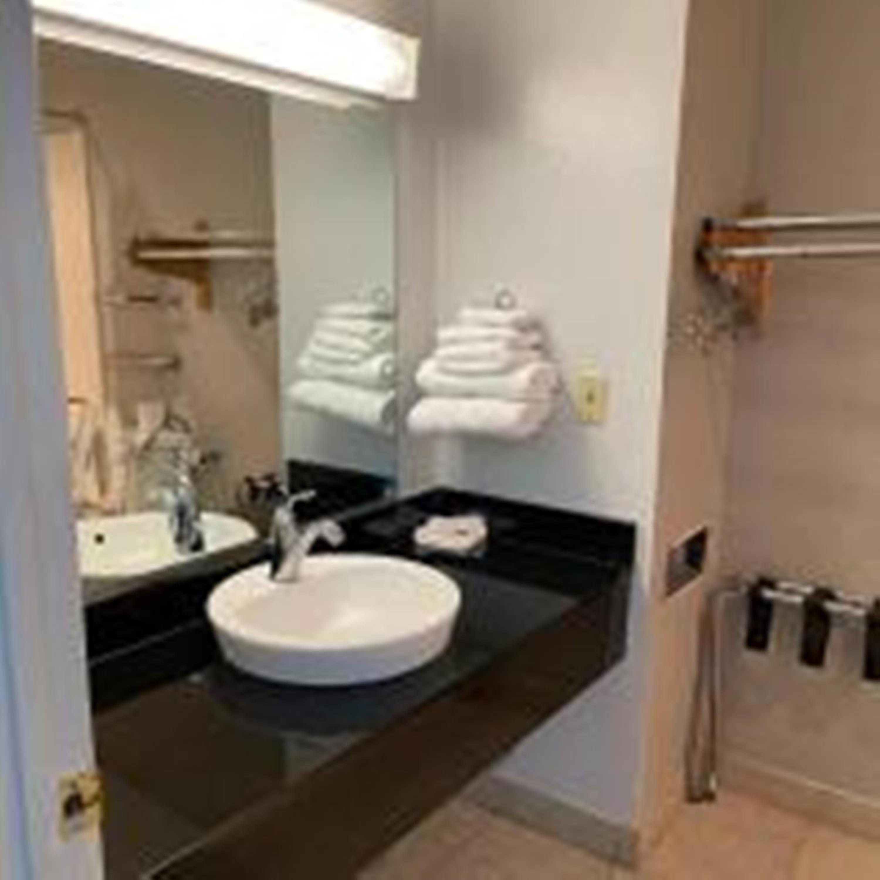 Quadruple Room - Non-Smoking - Photo 2