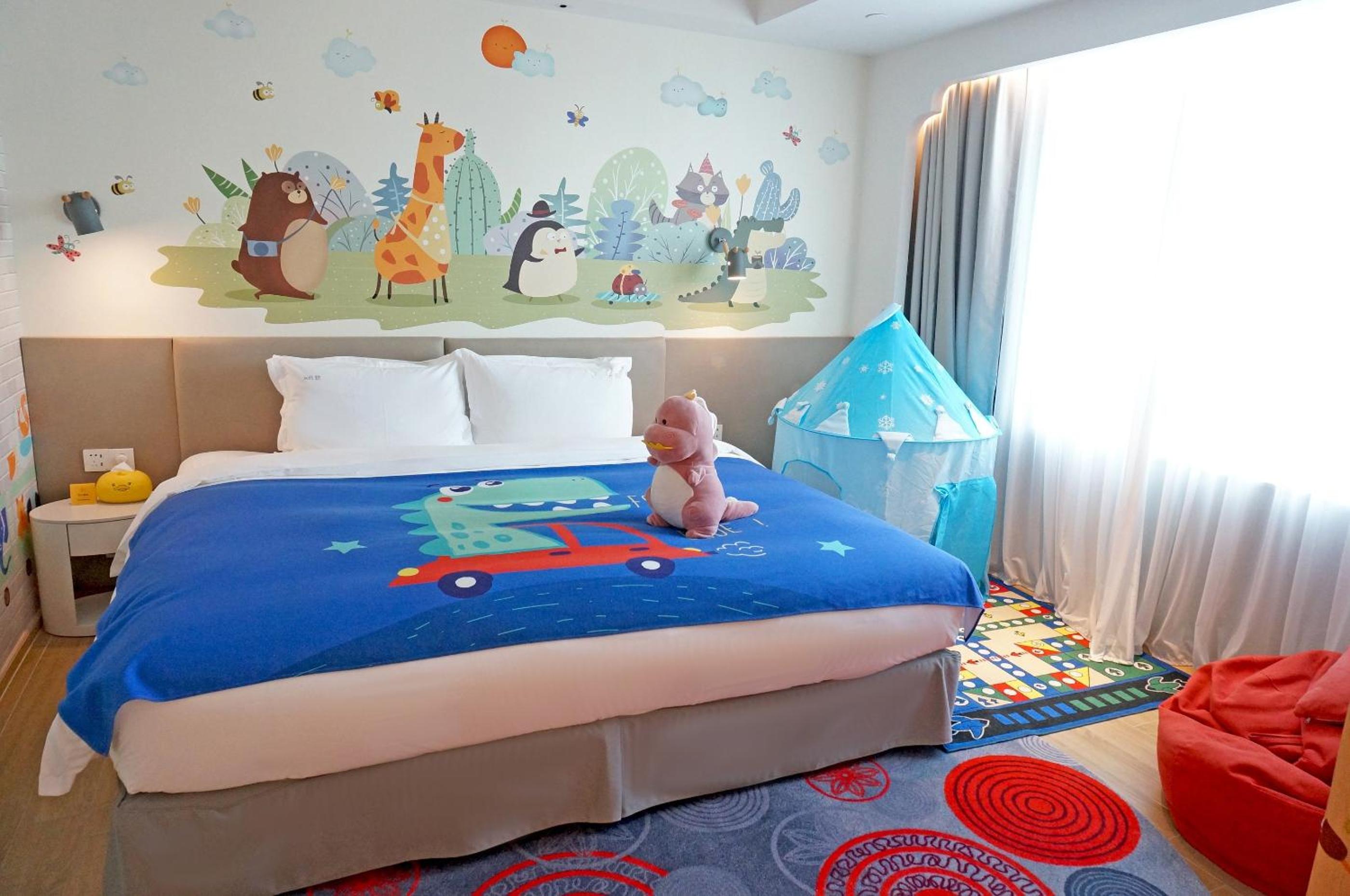 Two-Bedroom Suite with One King Bed and Two Twin Beds - Kids Theme