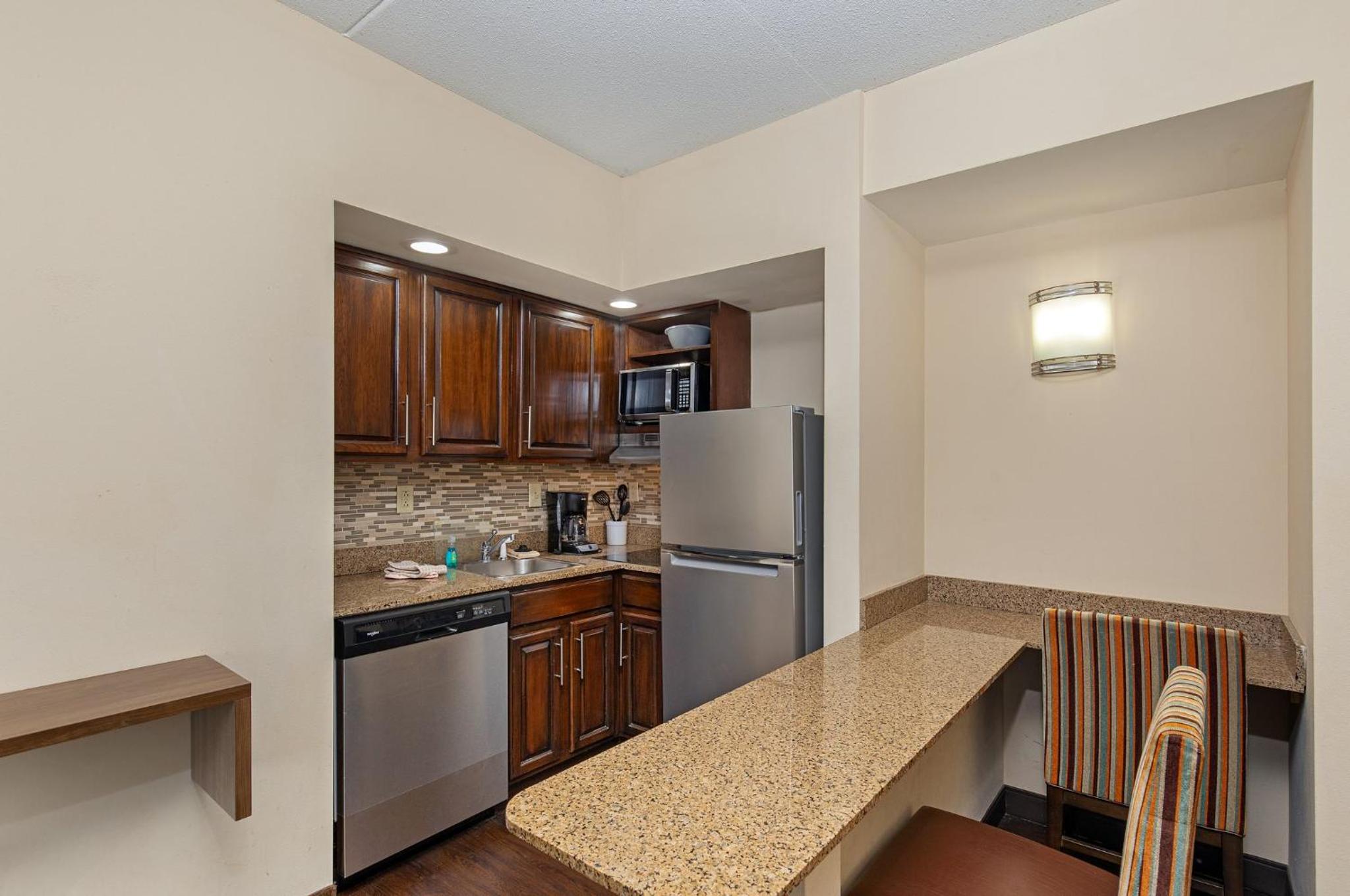 One-Bedroom Double Suite - Non-Smoking - Photo 2