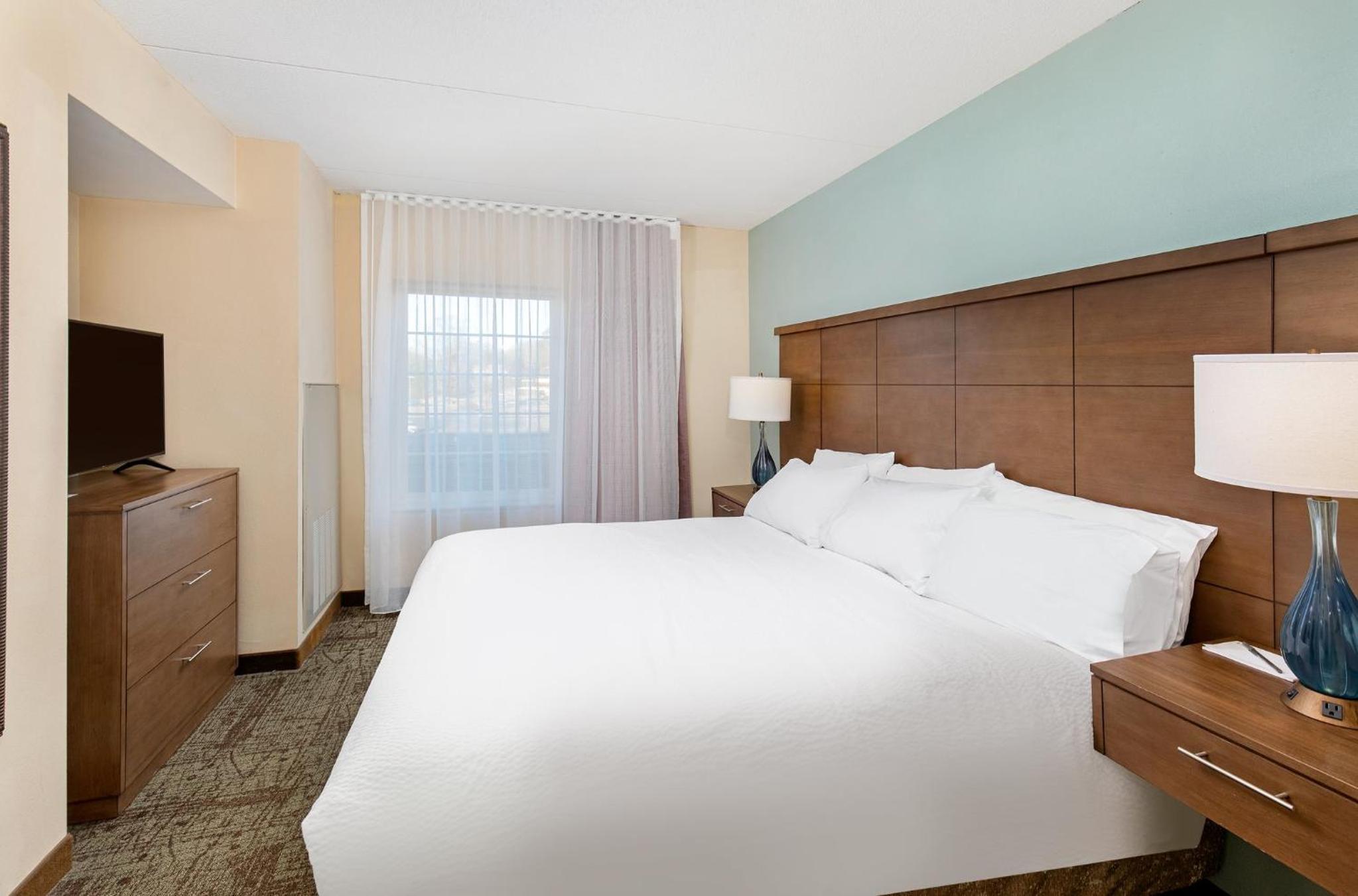 King Suite - Non-Smoking - Photo 3