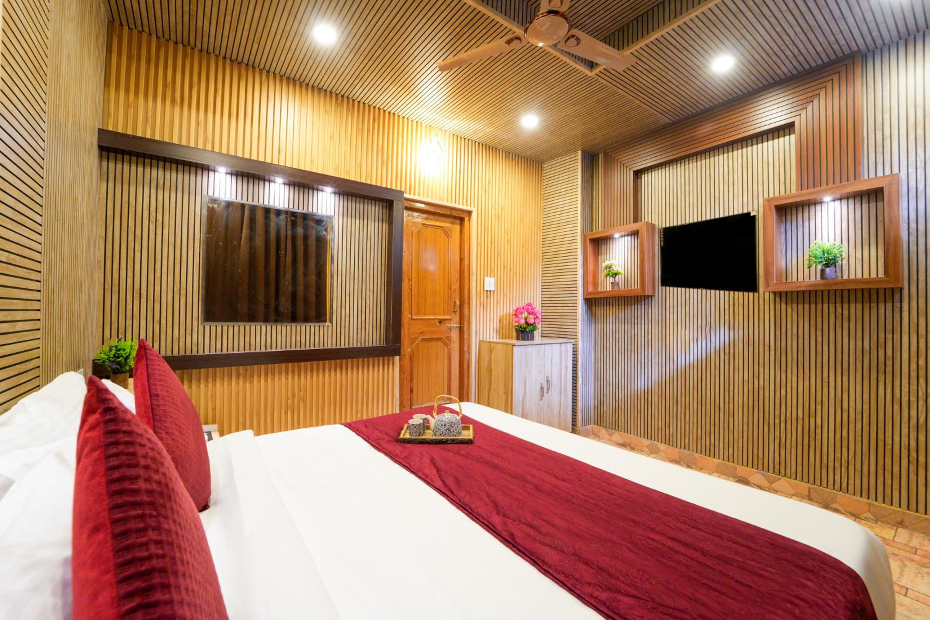 Deluxe Double Room (2 Adults + 1 Child)