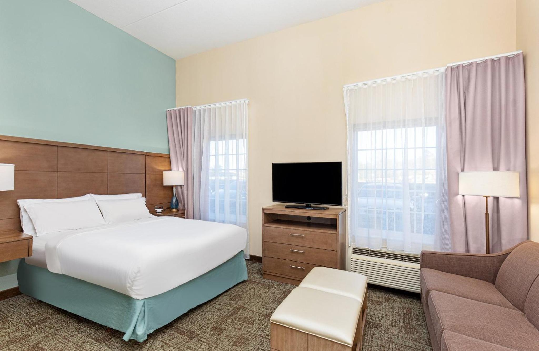Queen Studio Suite - Hearing Accessible/ Non-Smoking - Photo 1