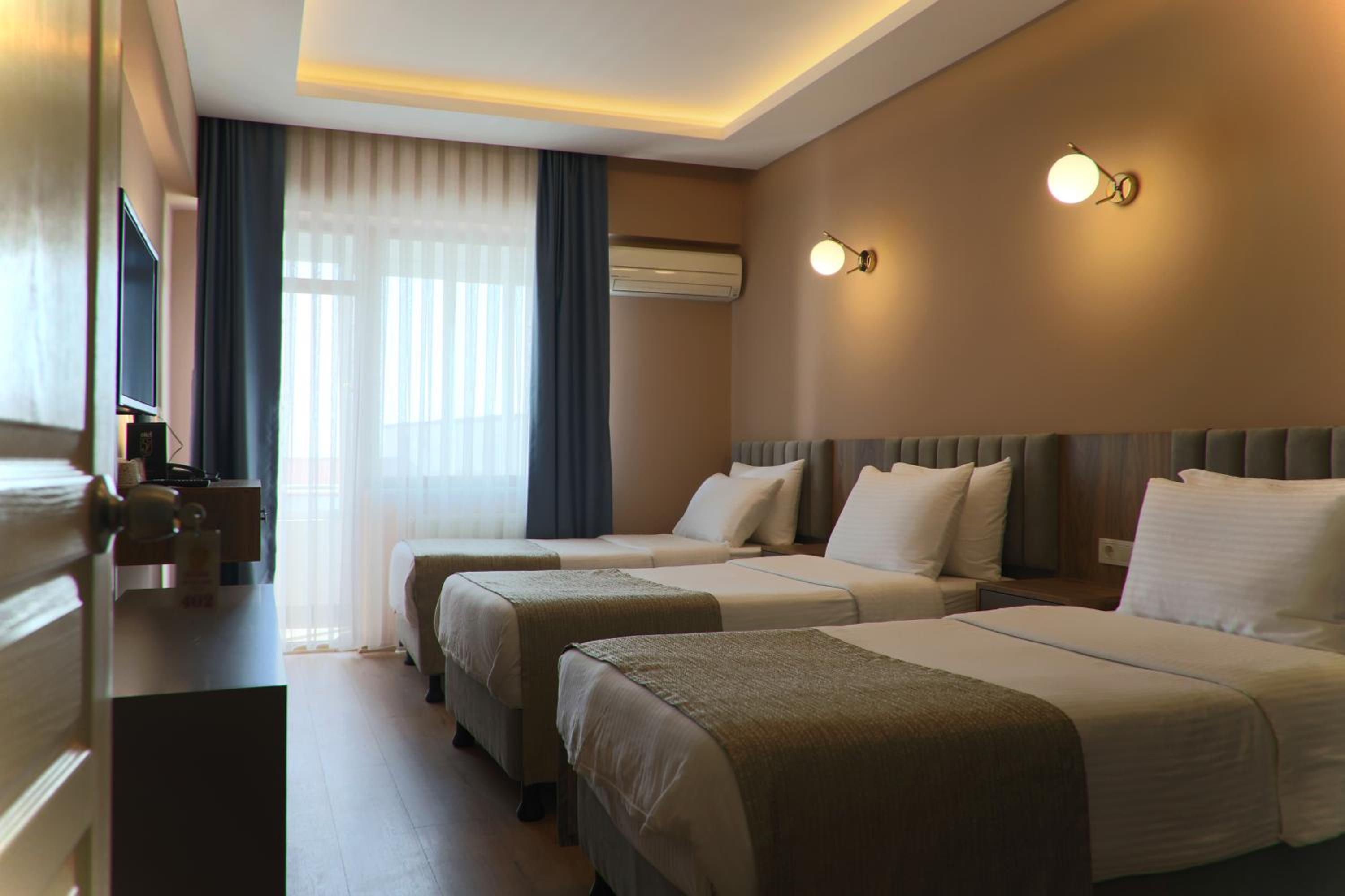 Deluxe Double Room with Balcony photo 2