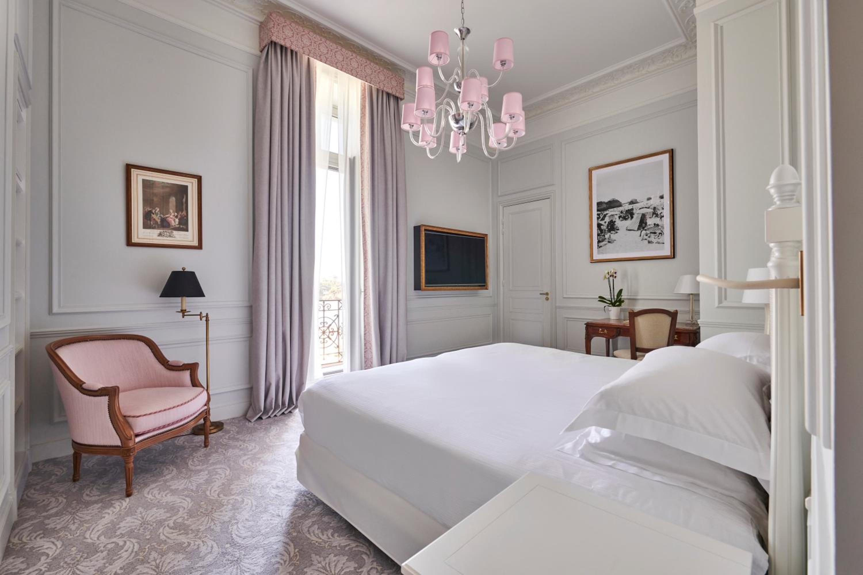 Deluxe Classic King Room with One King Bed
