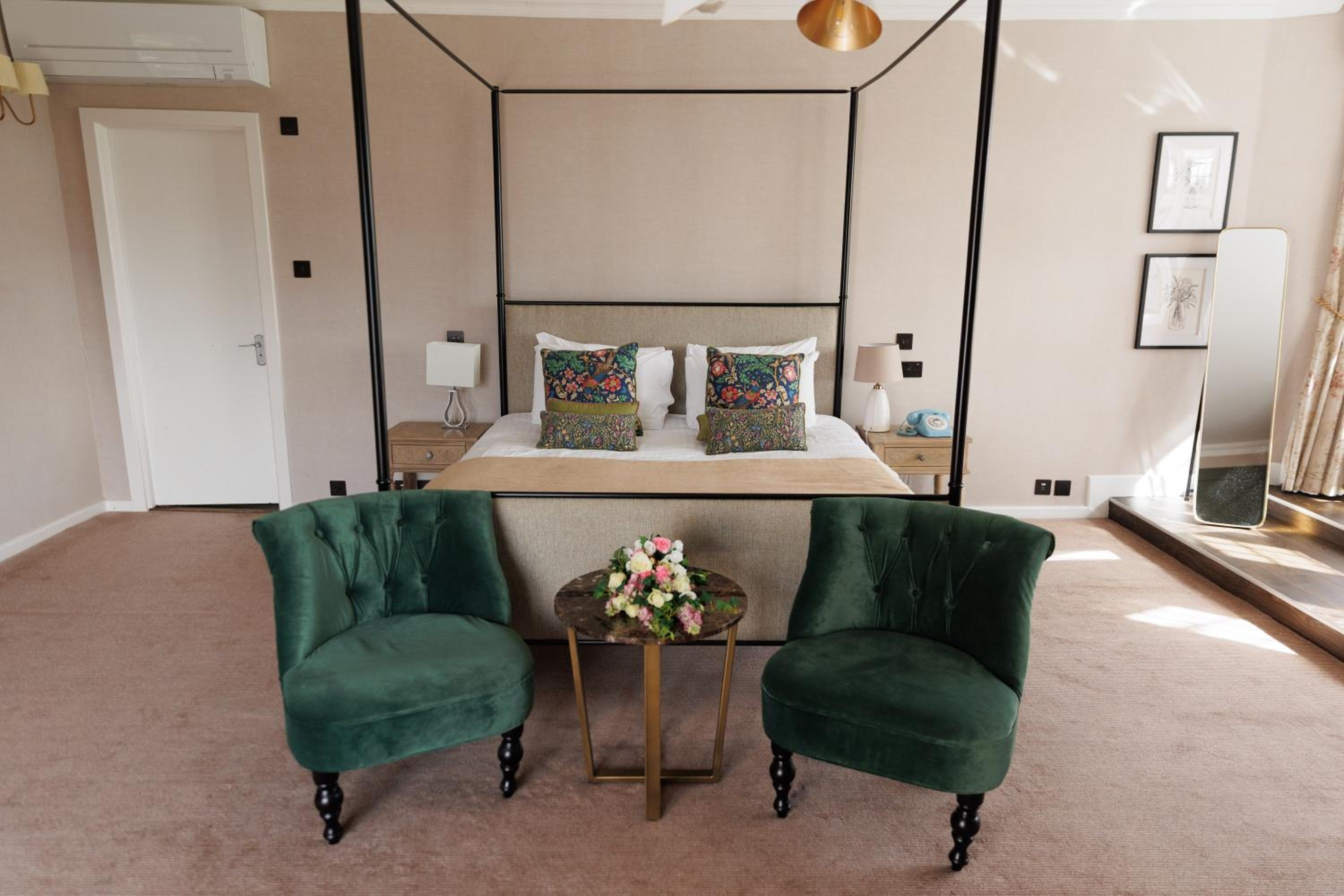 Double Room with Four Poster Bed - Photo 9