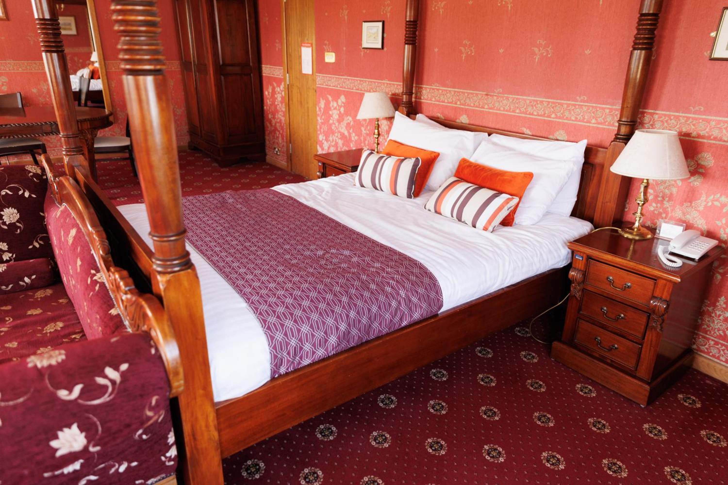 Double Room with Four Poster Bed - Photo 11
