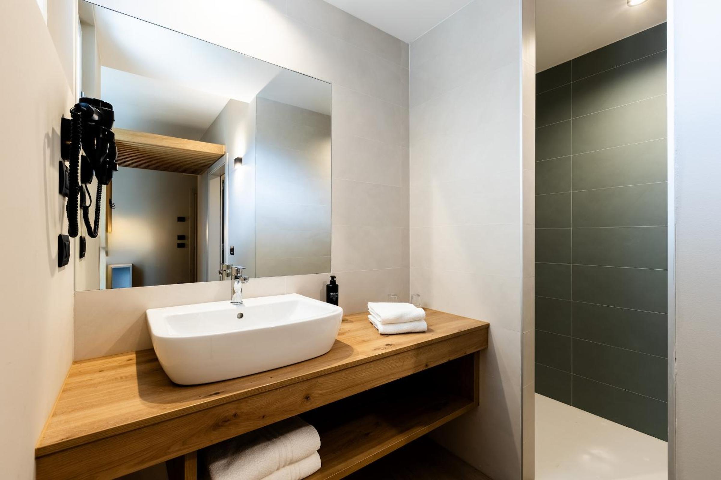 Deluxe Double or Twin Room with Balcony - Photo 3