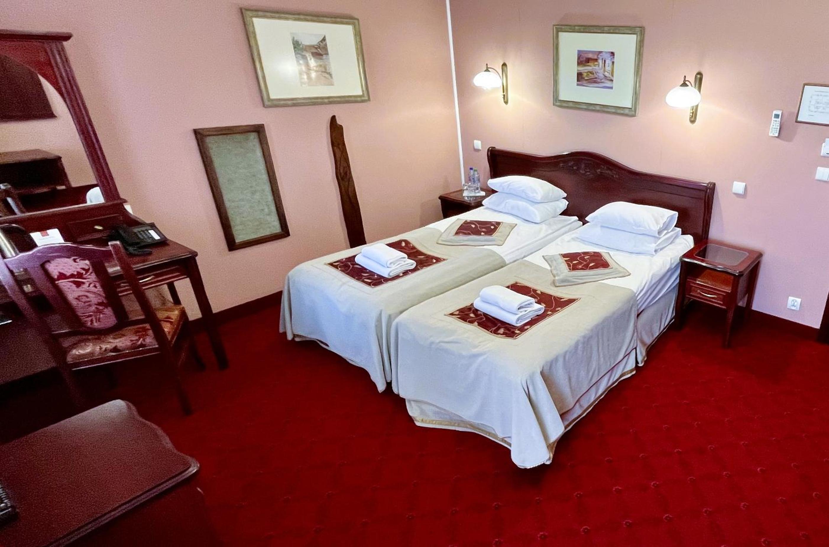 Twin Room - Photo 8